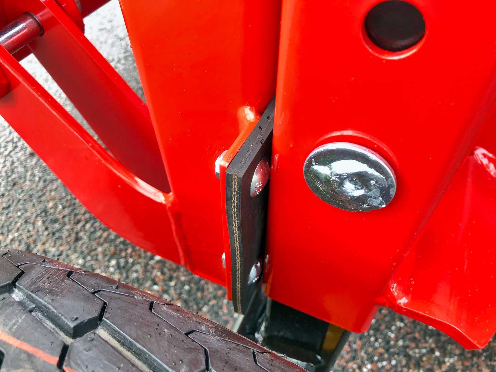 Gummidæmper monteret mellem hoverammen og sideelevatoren dæmper vibrationer.