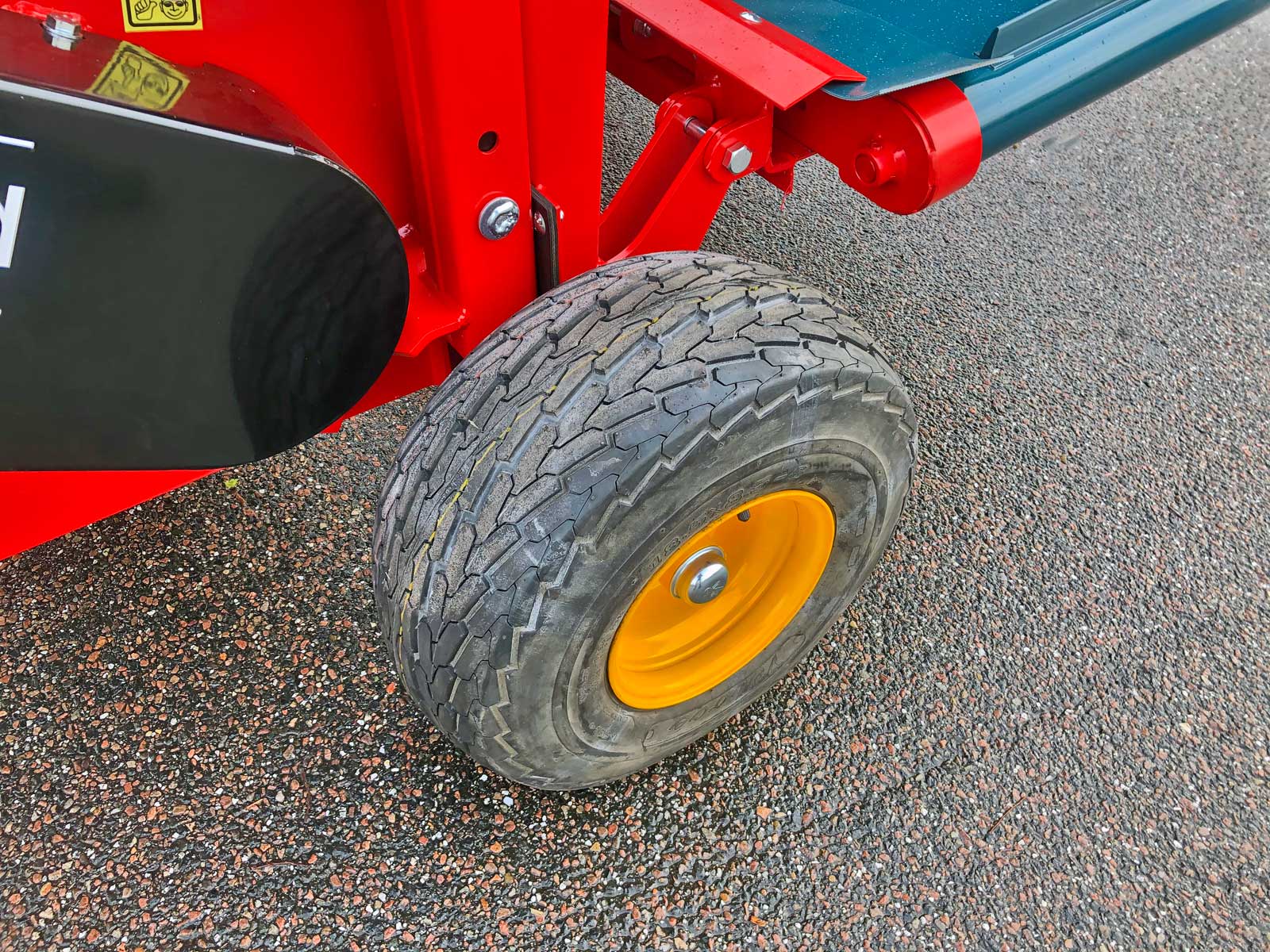 SV-2500SE er udstyret med solide hjul.