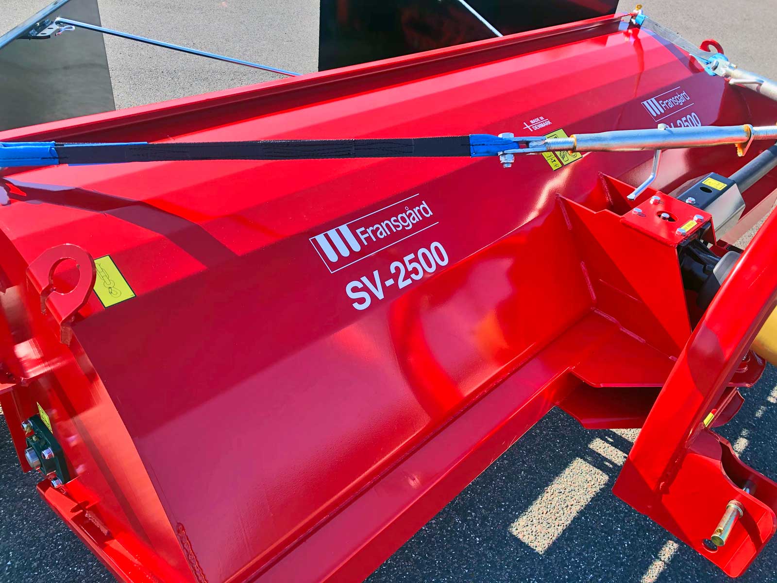 Solid hovedramme på en rød SV-2500SE  fra Fransgård Maskinfabrik.
