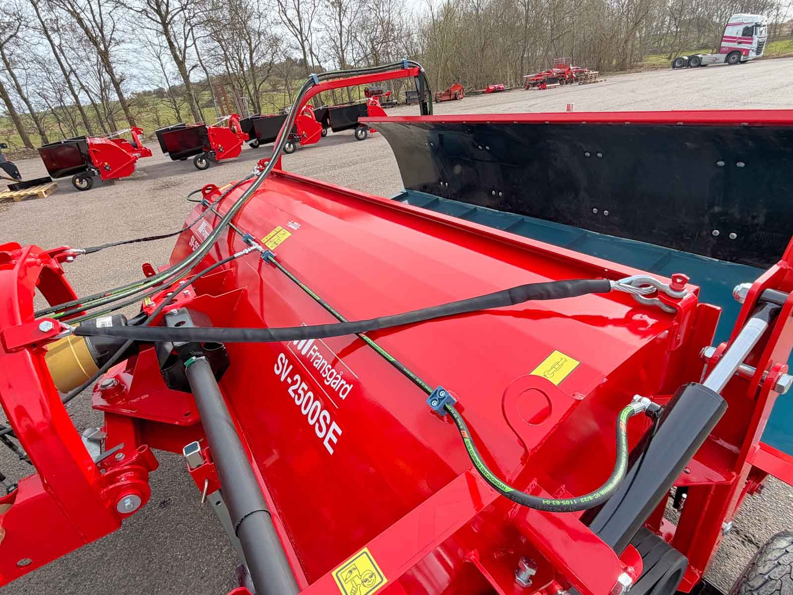 Solid hovedramme på en rød SV-2500SE  fra Fransgård Maskinfabrik.