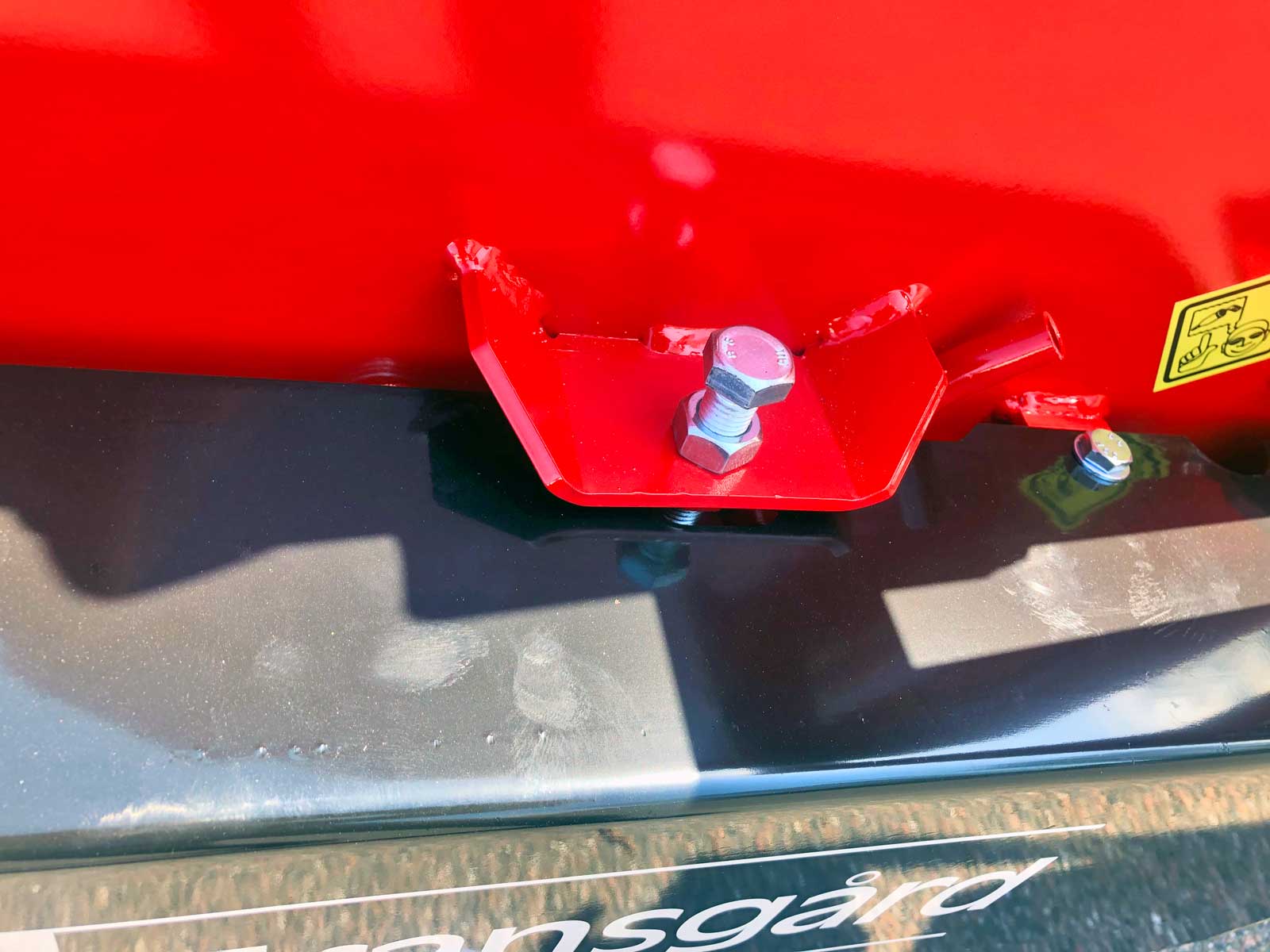 Kædestrammer er monteret på udvendige side af skårlufter for at lette adgangen.