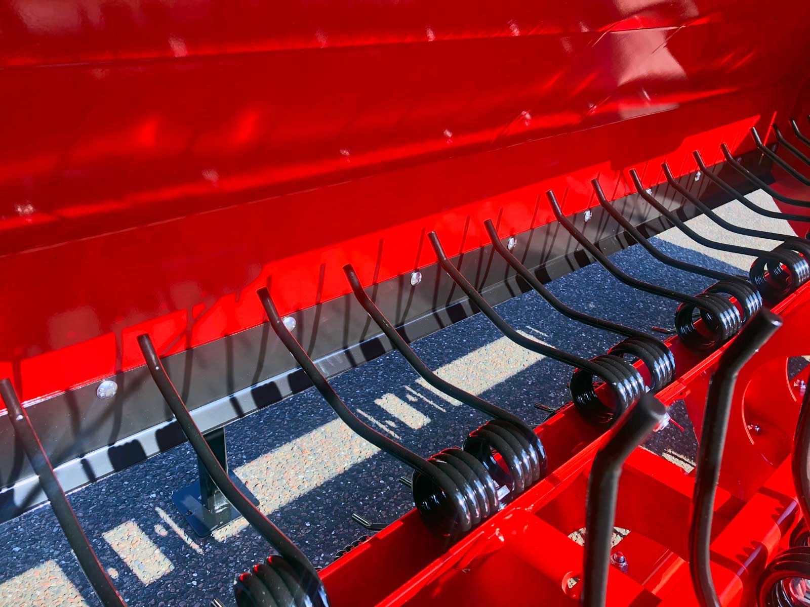 Rotor med tænder til at gribe fat i afgrøder i skårlufter set indefra.