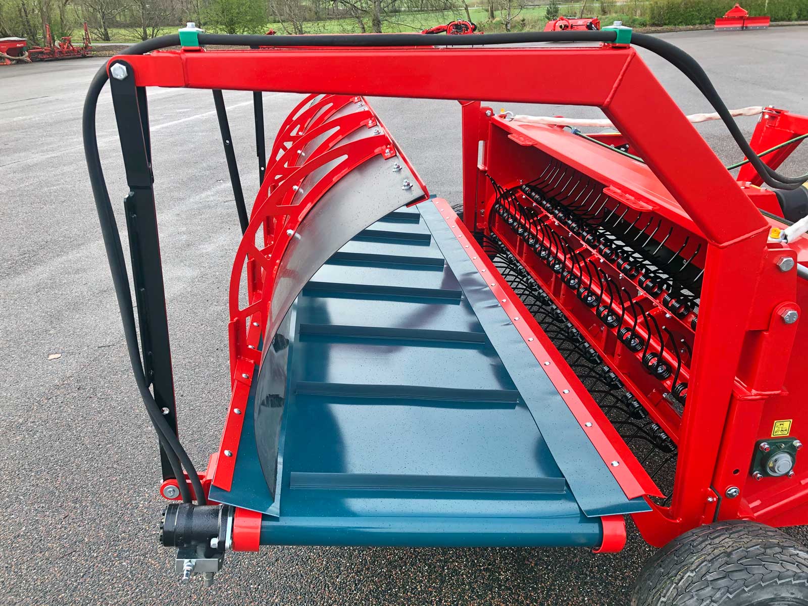Et fuldt overblik over sideelevator og rotor med gribere til at håndtere store mængder afgrøder.