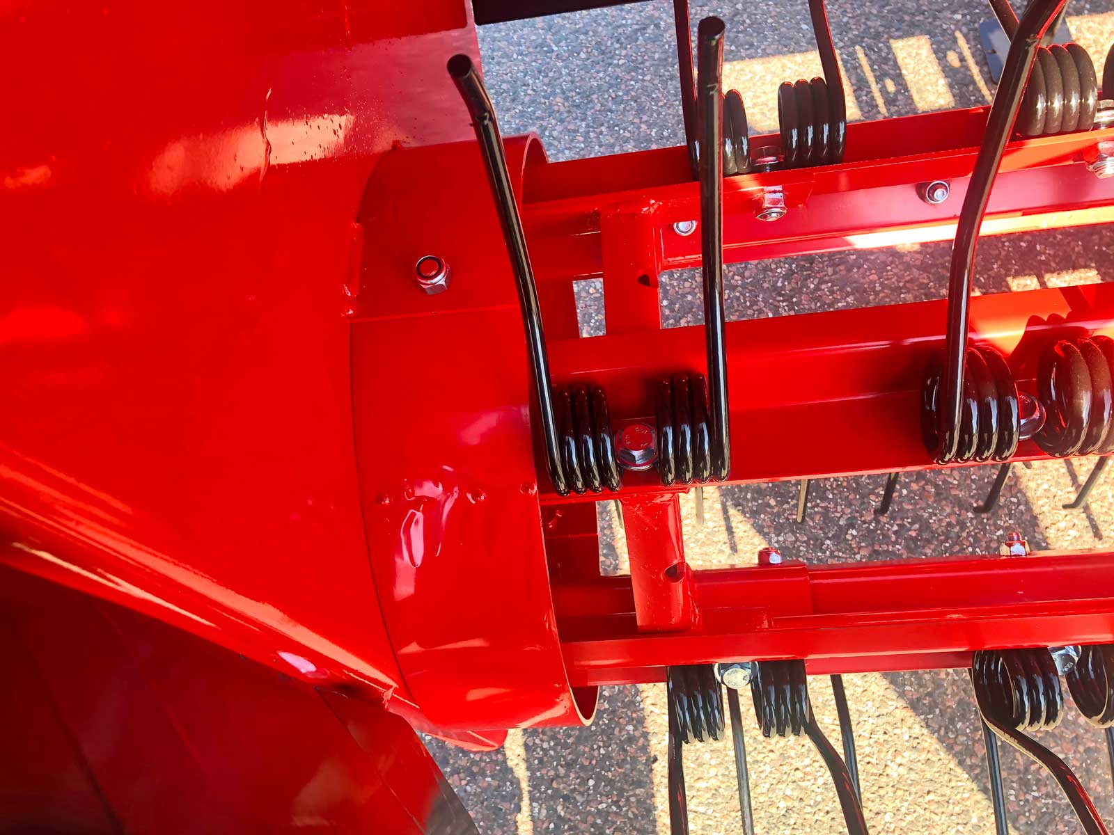 En skærm dækker enden af den store rotor med river på en SV-2500SE skårlufter.