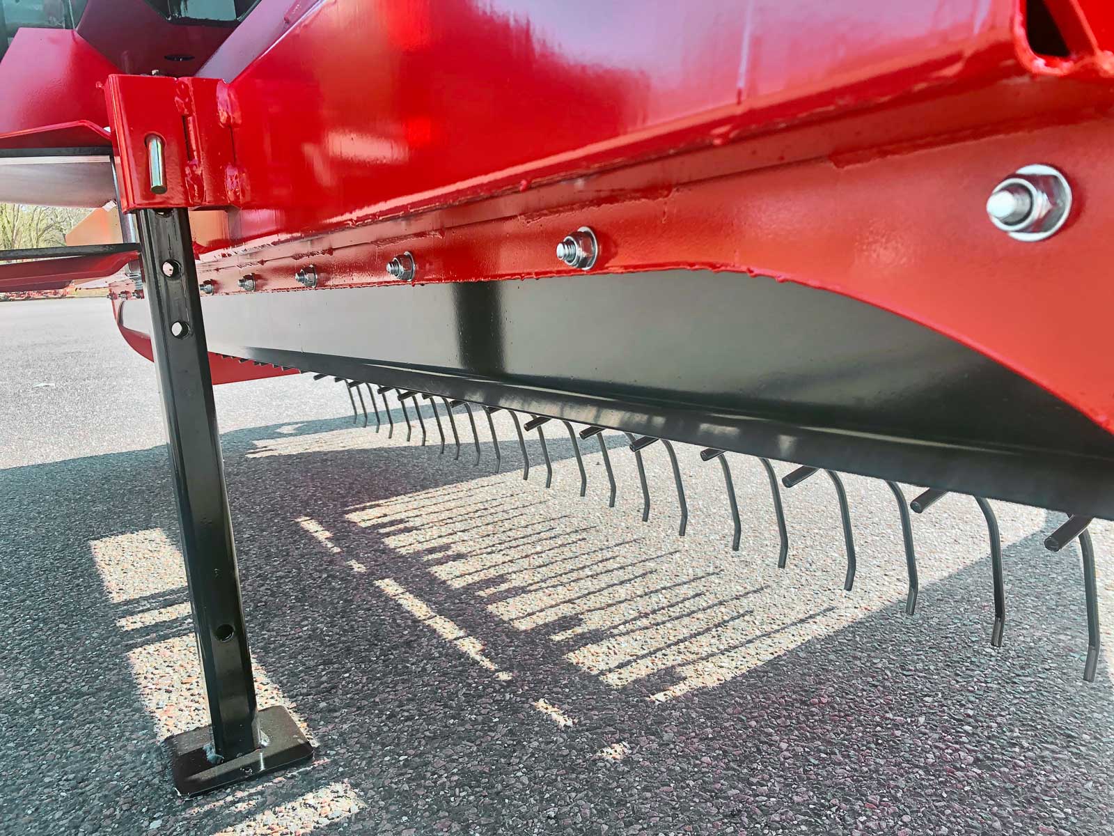 Skærm i bunden skjoldet forrest kan afmonteres for at opnå en 10 cm større indgang i maskinen ved arbejdet med  større materialemængder.