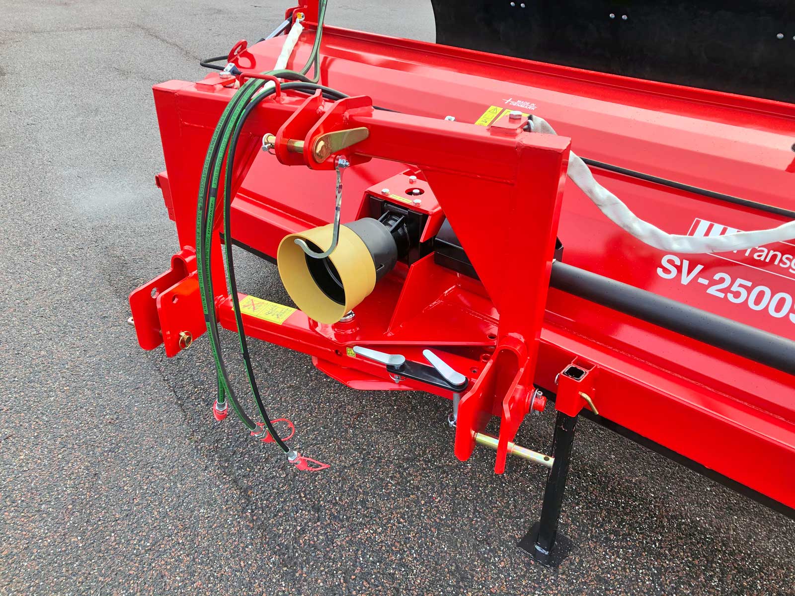 et kraftigt 3-punkts ophæng er monteret på SV-2500SE skårlufter.
