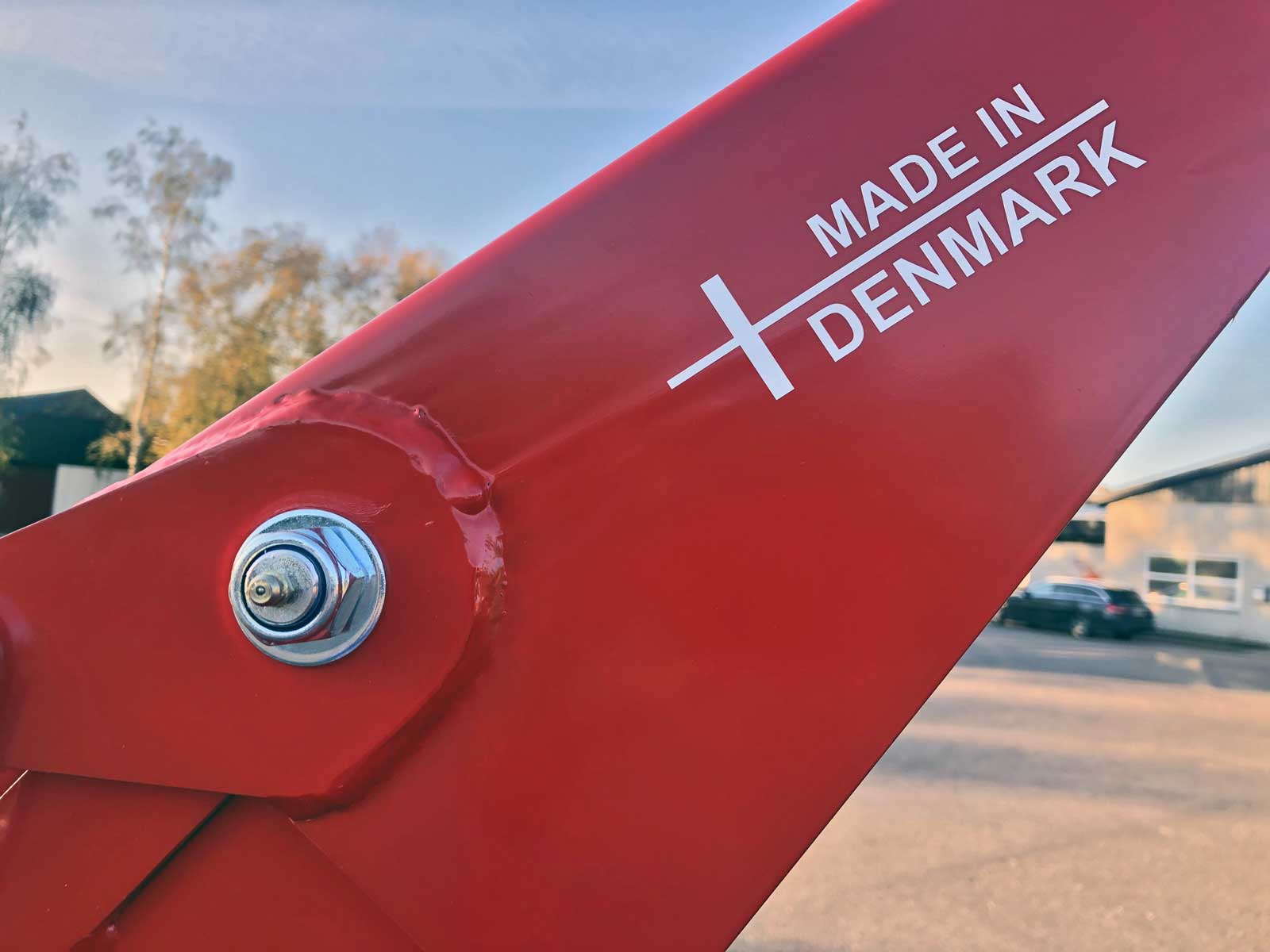 En topklap på snefræser, hvor der står made in danmark på.