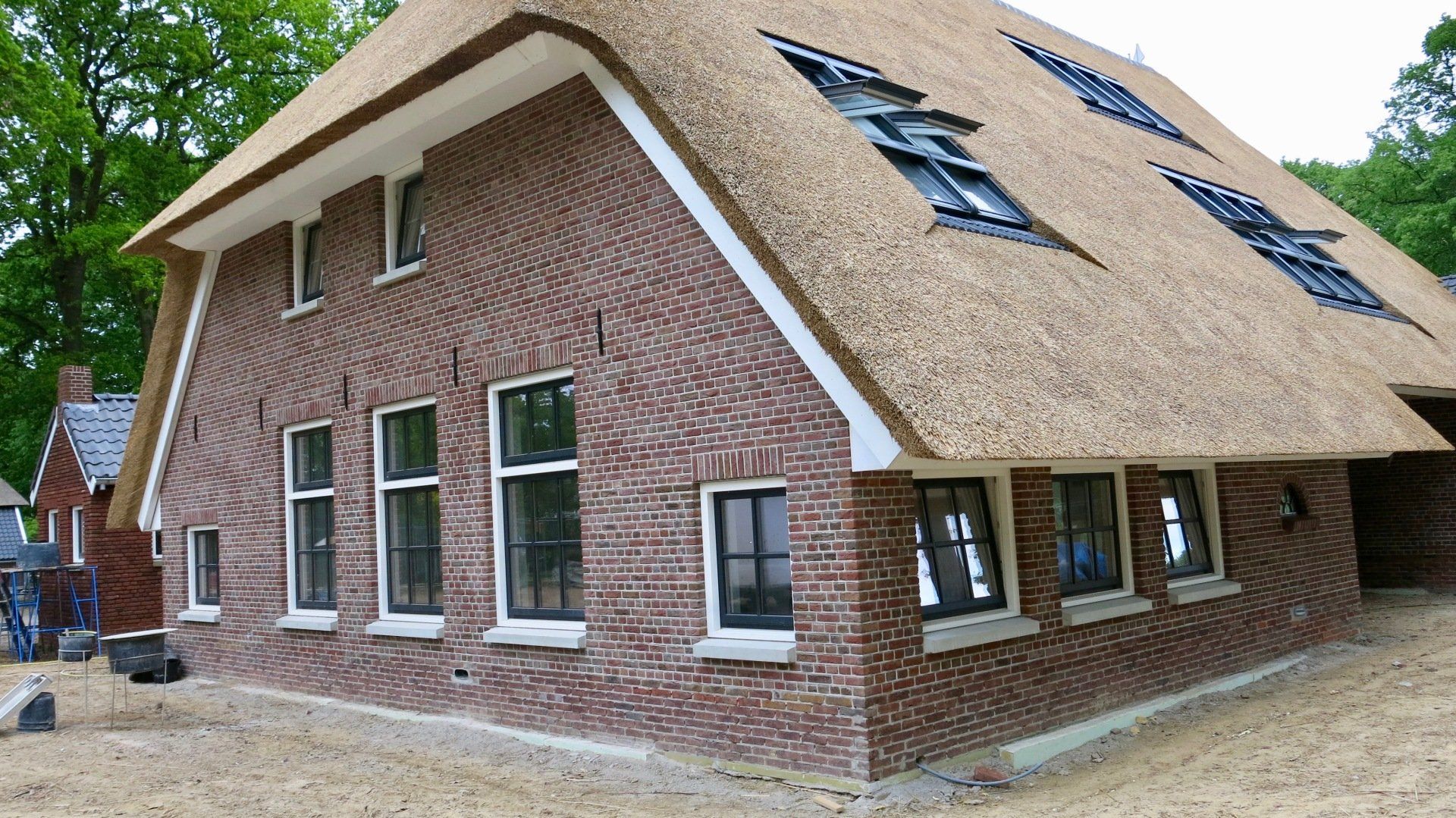 nieuwe Sallandse boerderij, oude stijl, knipvoeg, rollaag, muuranker, rieten dak.