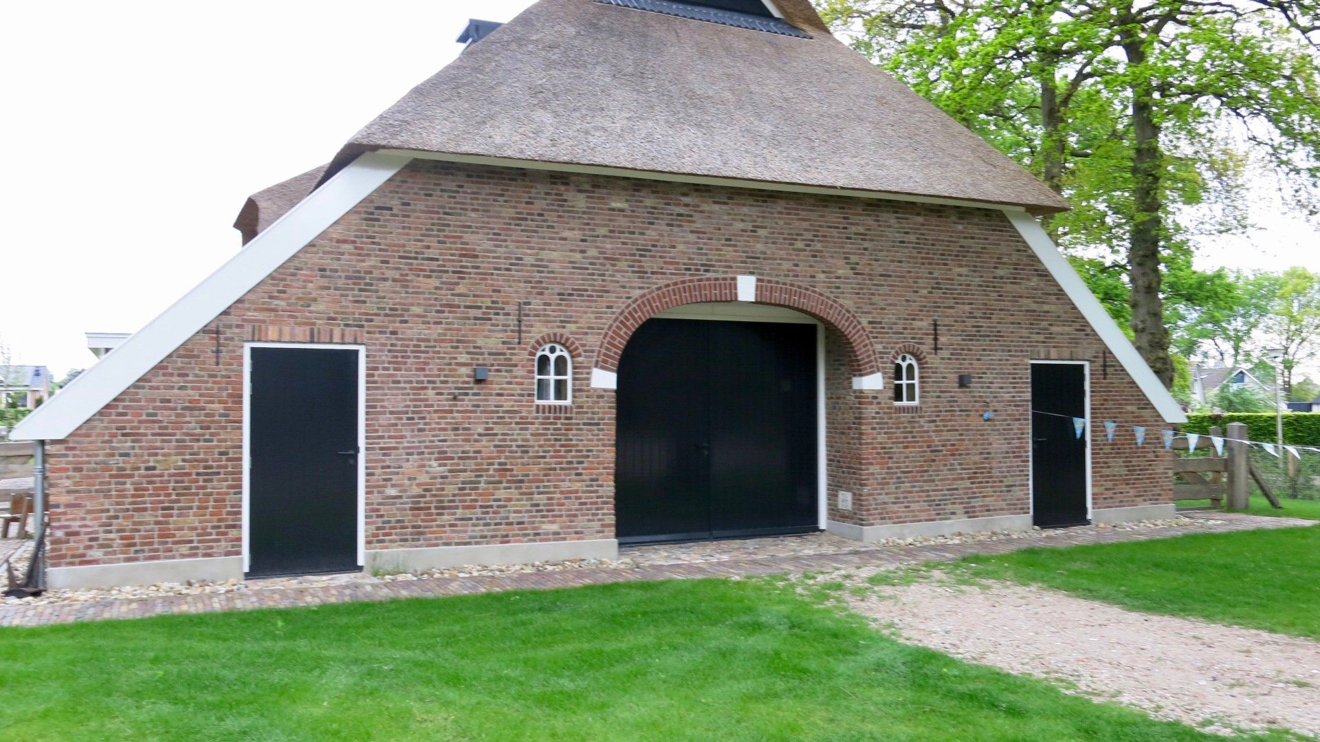 renovatie woon boerderij Nijverdal, voegwerk verwijderd, knipvoeg, rollaag, stalraam, gevelsteen, staldeur.