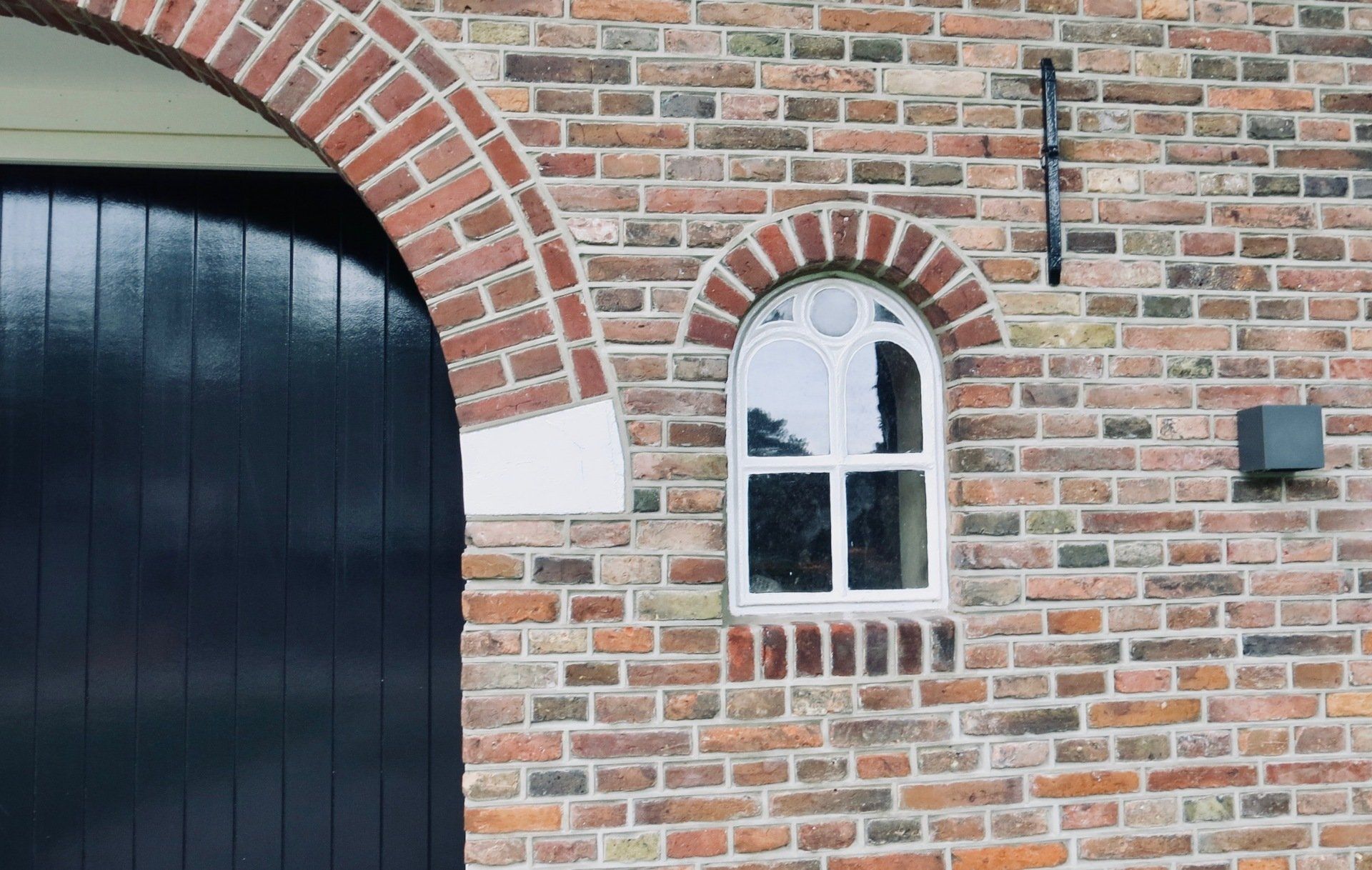 nieuw knipvoegwerk, stalraam, muuranker, rollaag