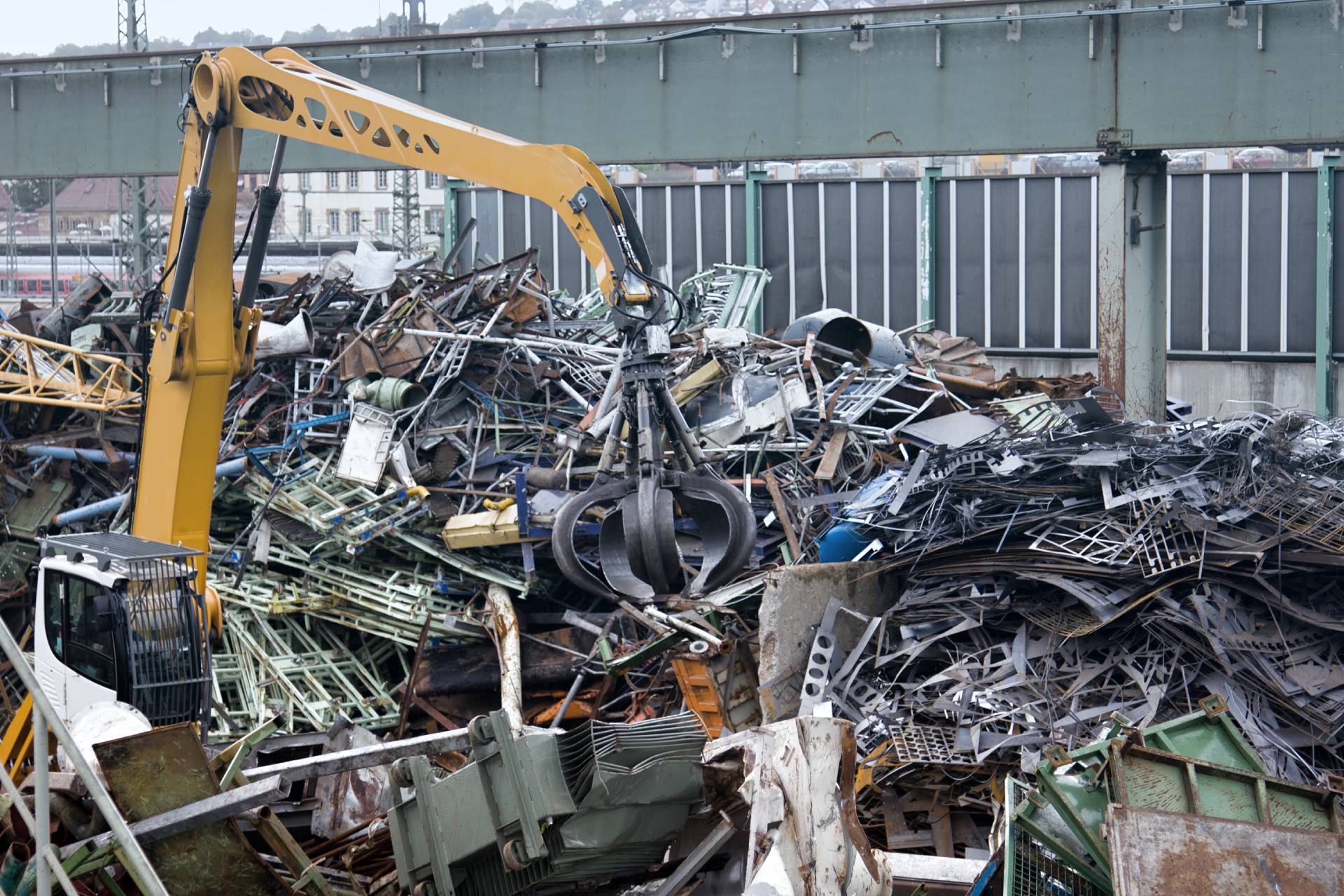 cumulo di rottami pronti per essere smaltiti