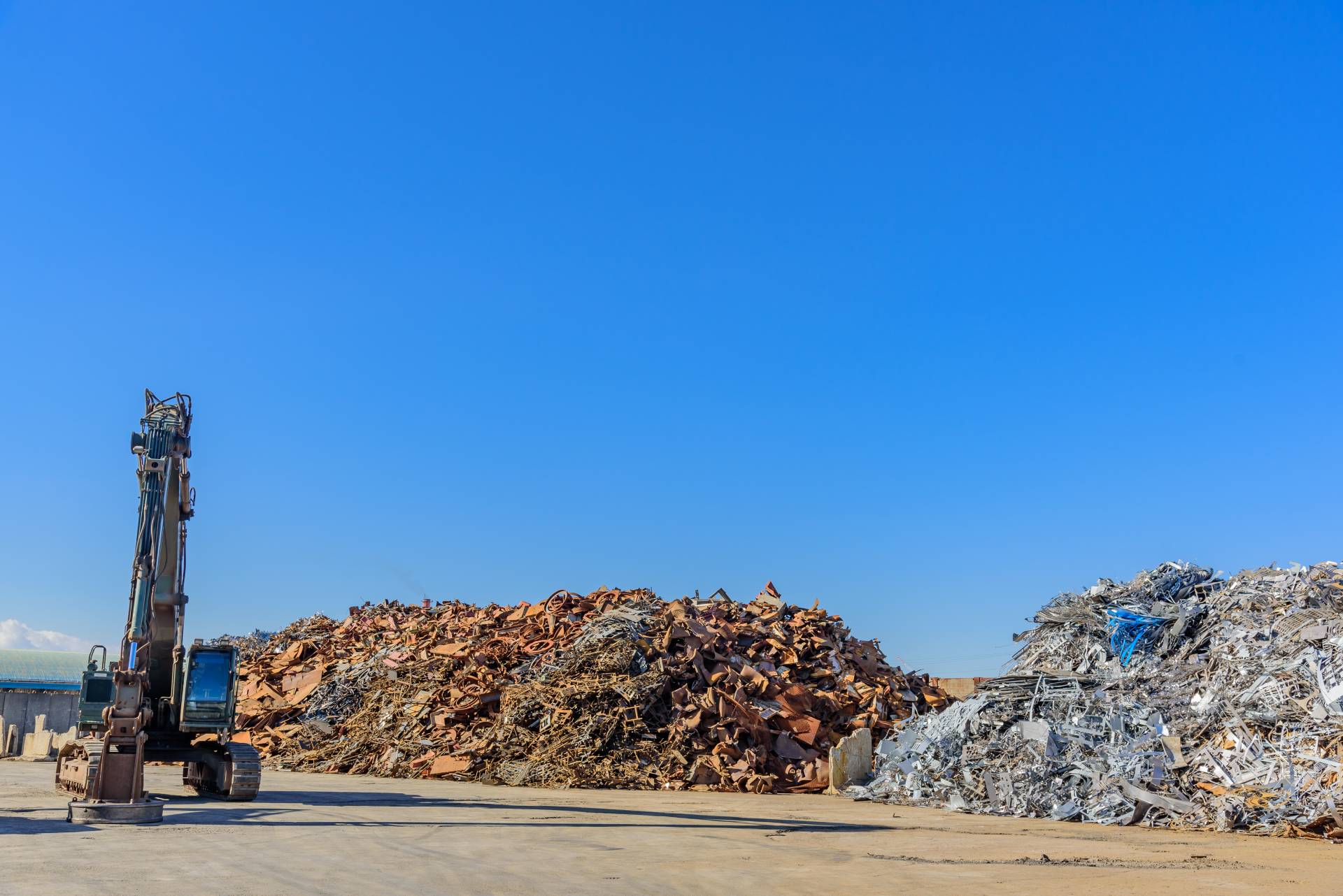 montagne di rottami di ferro