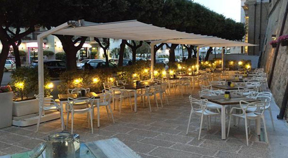 Grandi ombrelloni per esterni ristoranti