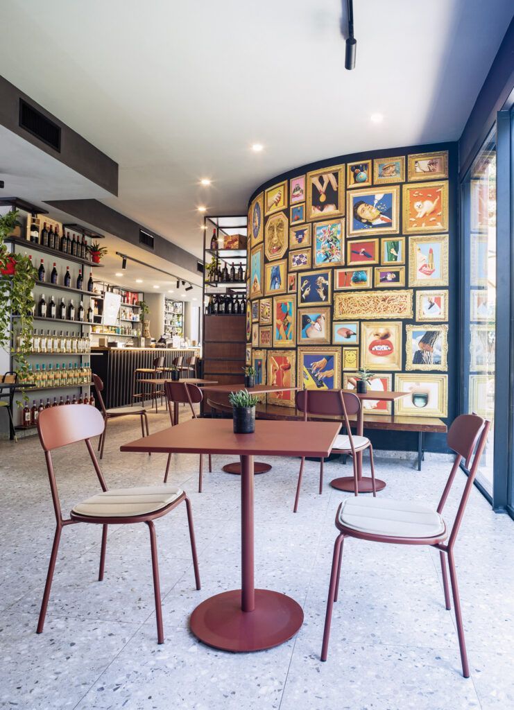 Tavolo e sedie in bar