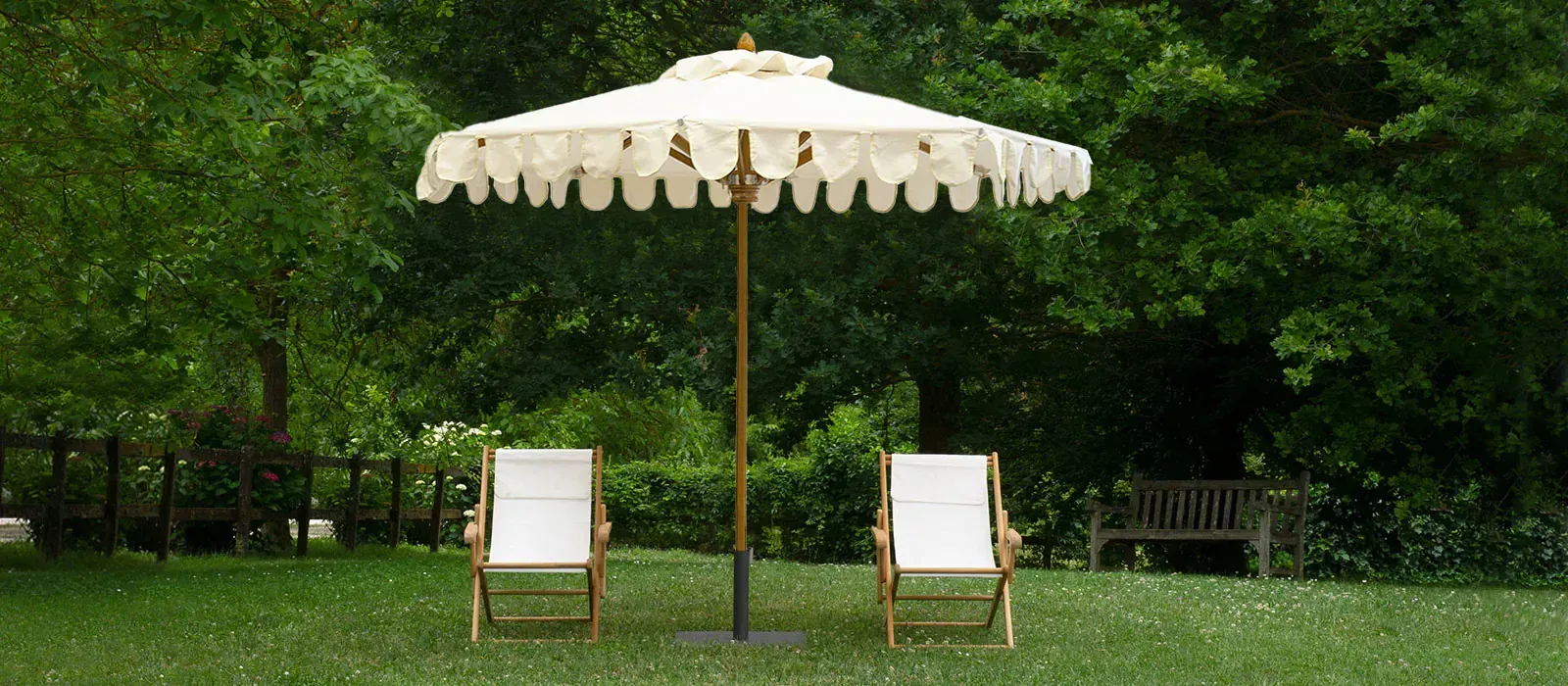 Sdraio con ombrellone in giardino