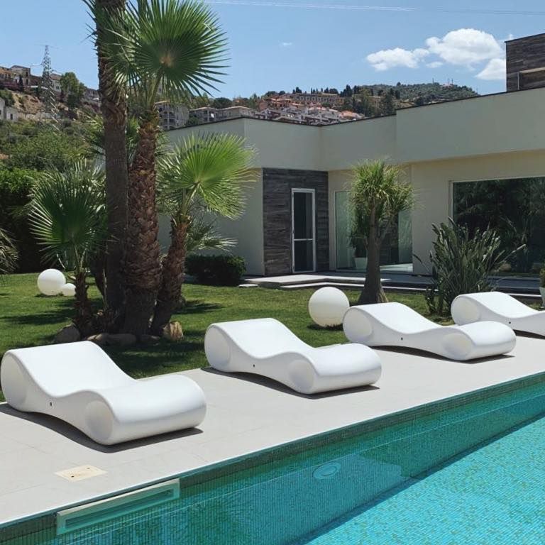 Sdraio di design su piscina