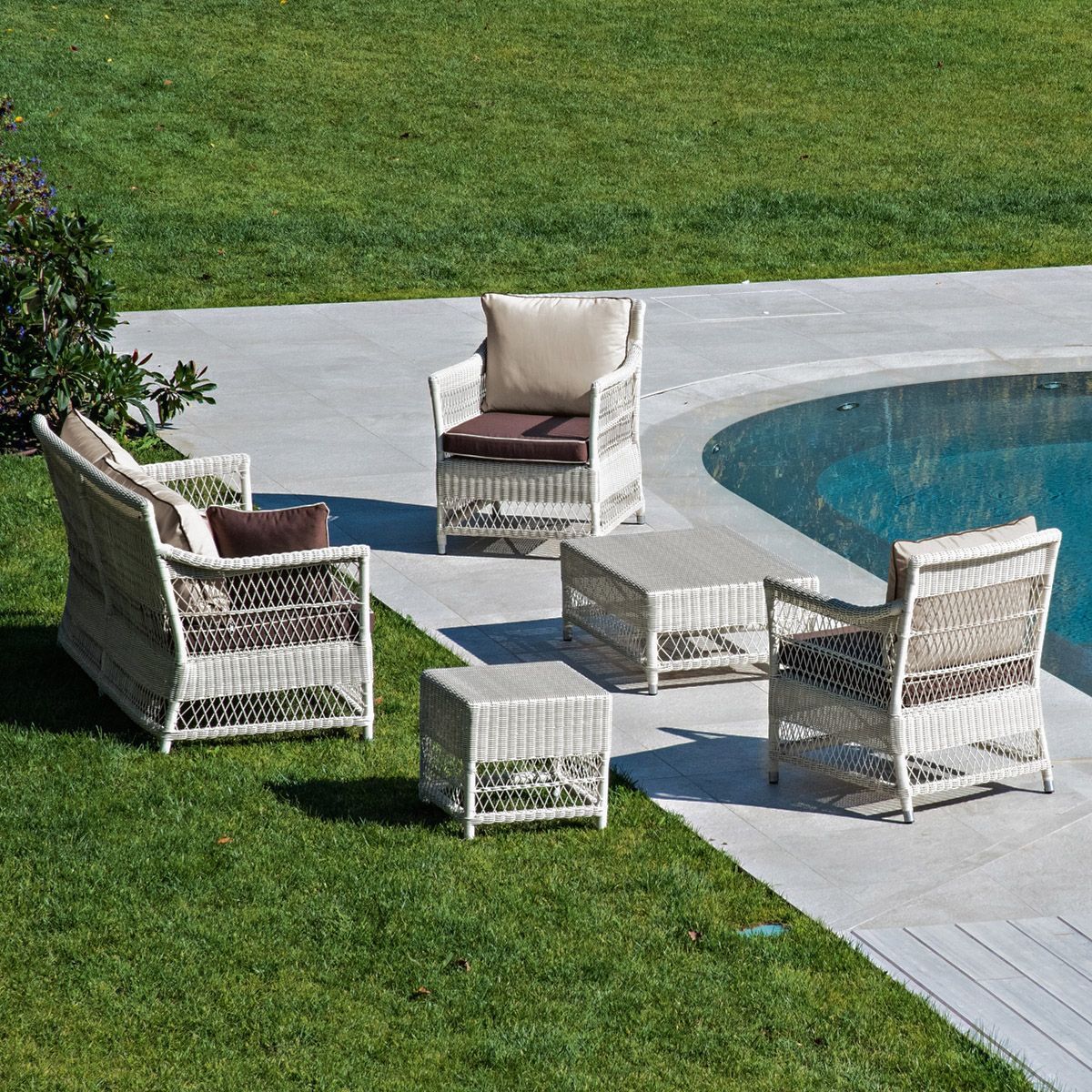 Salotto outdoor su piscina Rosa Splendiani