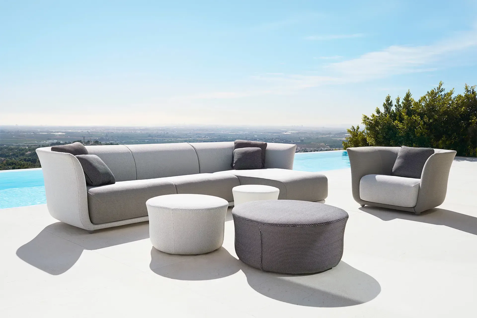 Arredi outdoor, divani bordo piscina