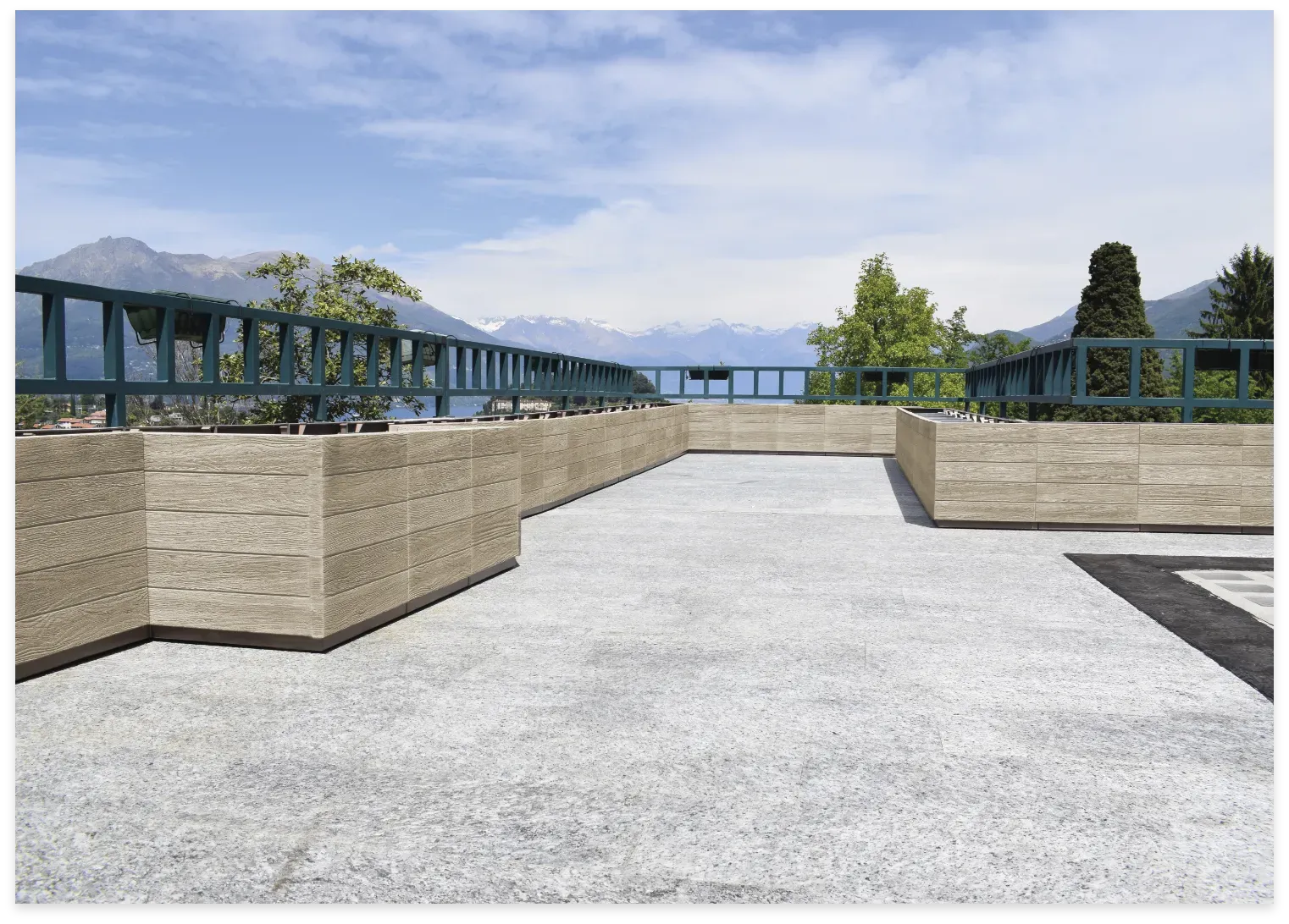 Fioriere  in poetra ricostruita