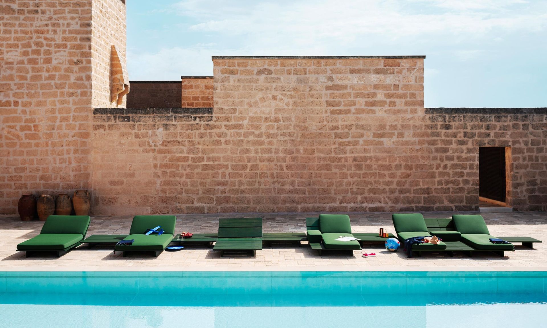 Lettini prendisole su piscina