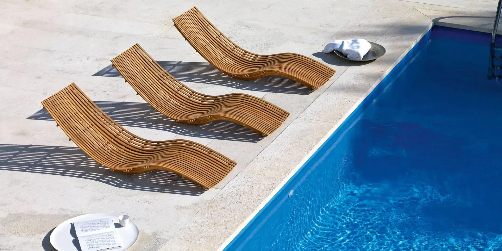 Lettini prendisole su piscina