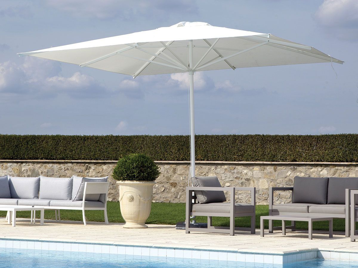 Ombrellone su piscina