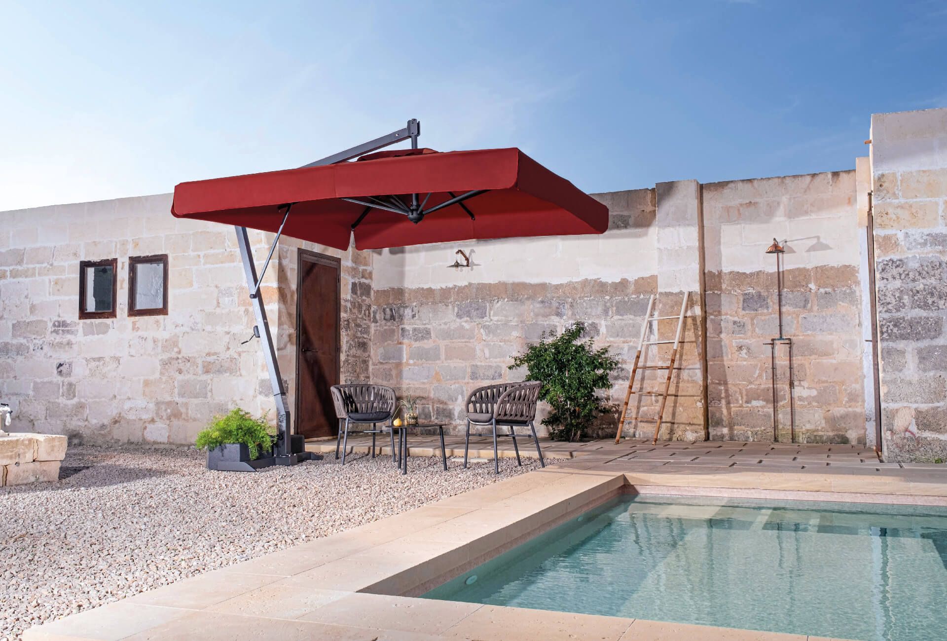 Ombrelone Soclaro su elegante piscina