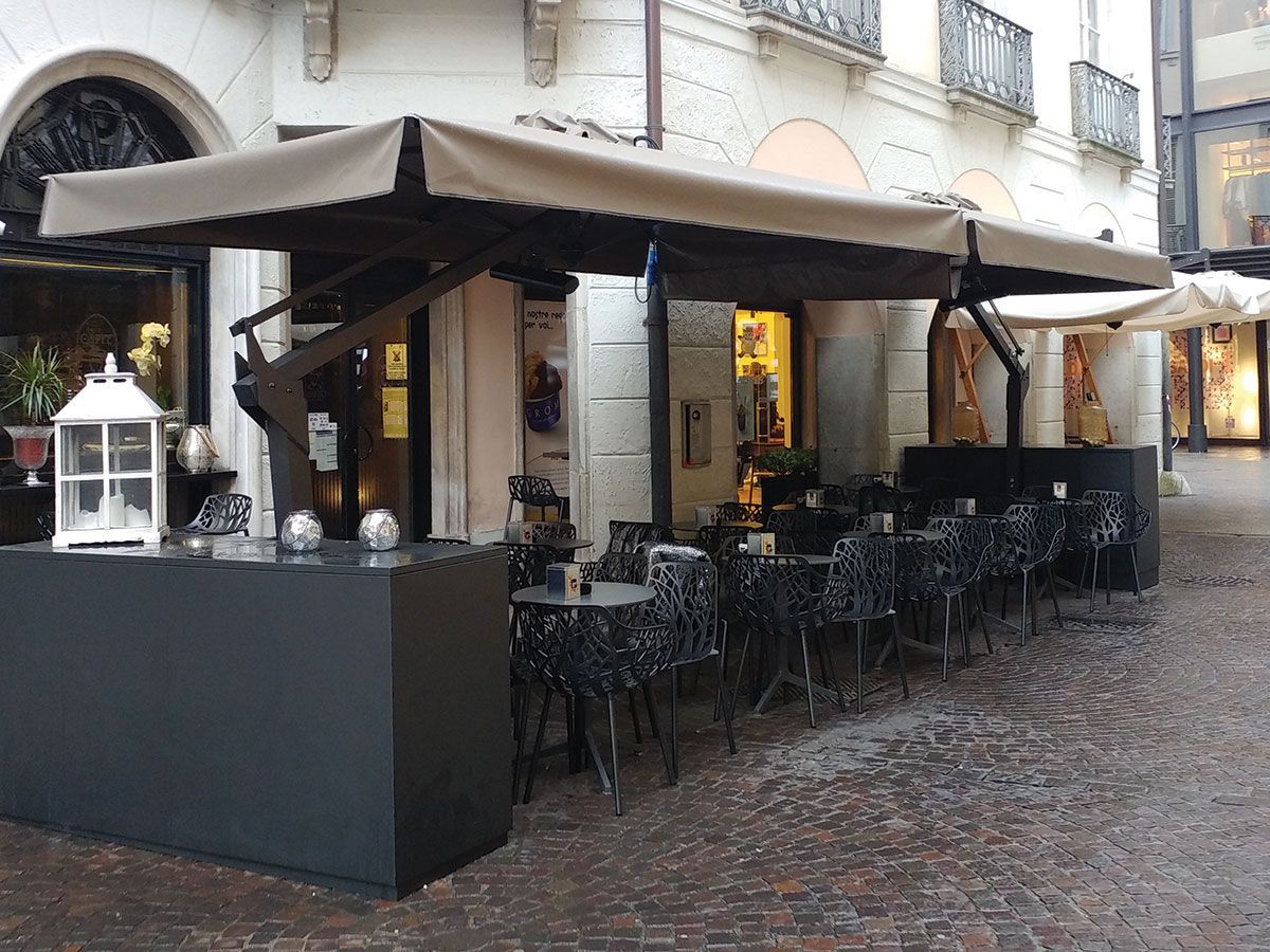 Ombrelloni esterno bar