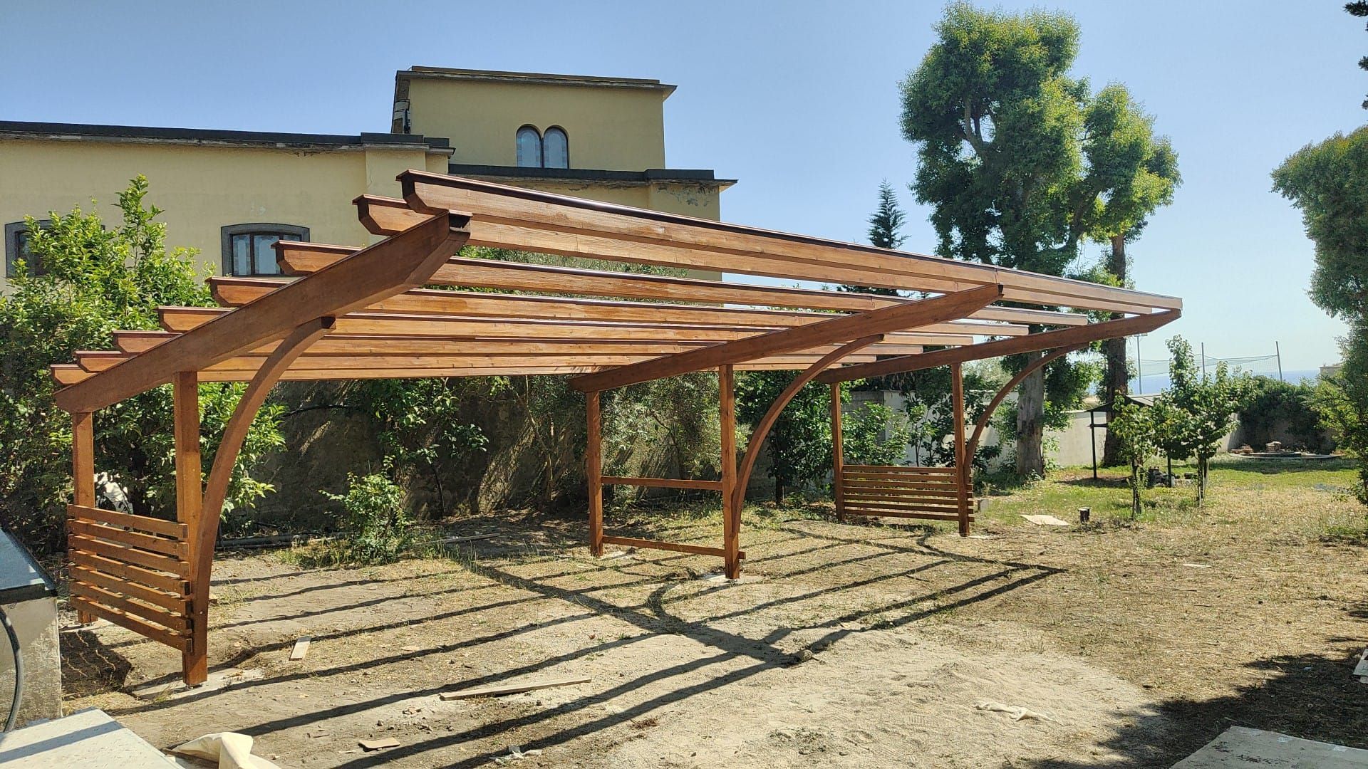 Struttura pensilina in legno fotovoltaica