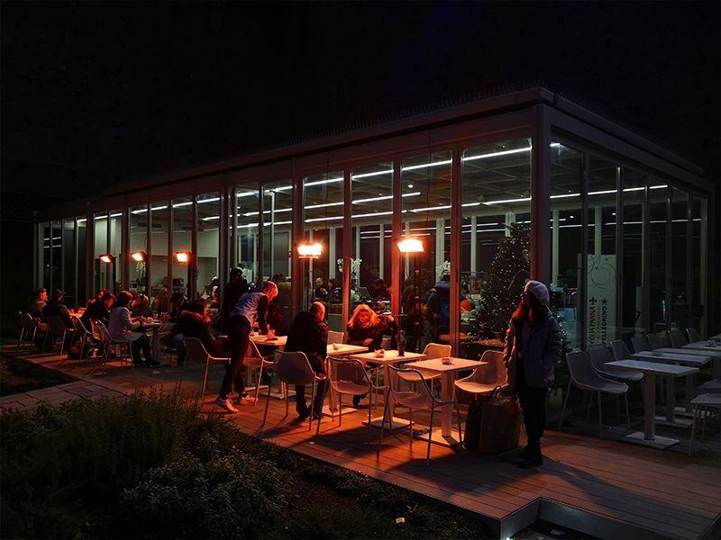 Riscaldatori elettrici esterno ristorante