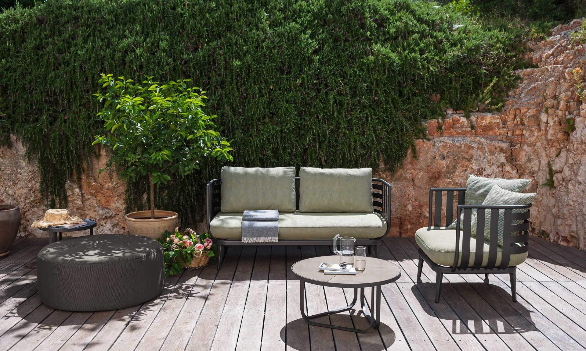 Giardino allestito con arredi di design