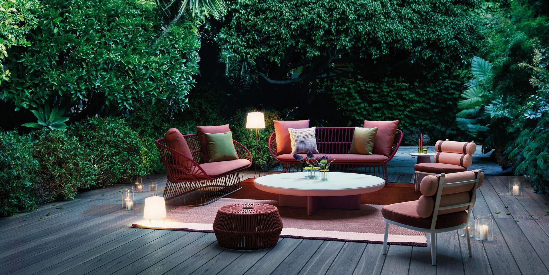 Sedie, tavolo, divani, poltrone da giardino