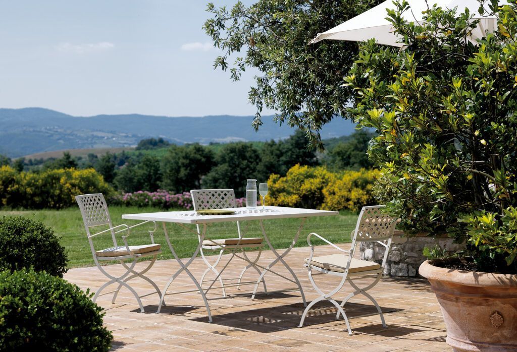 Tavolo e sedie da giardino