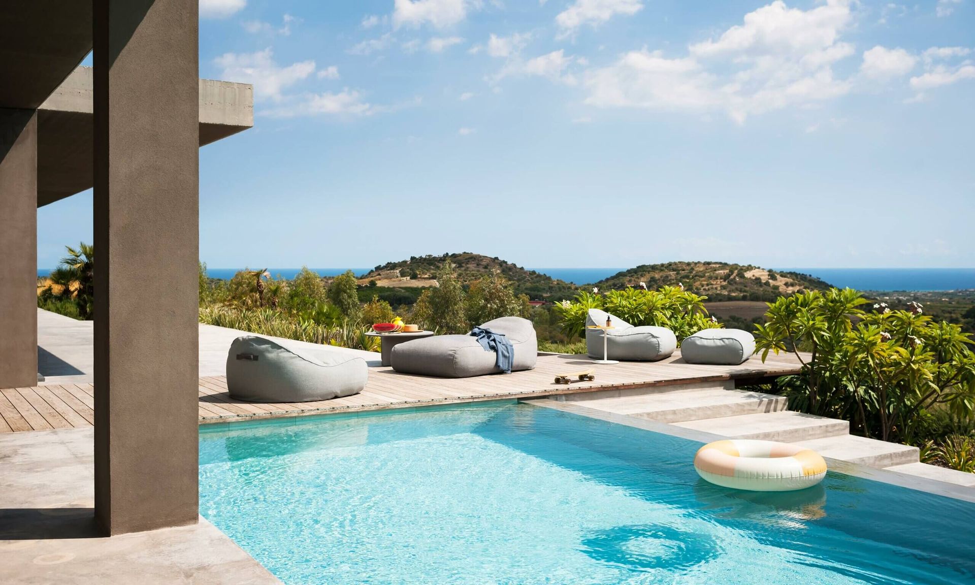 Sedute imbottite su piscina