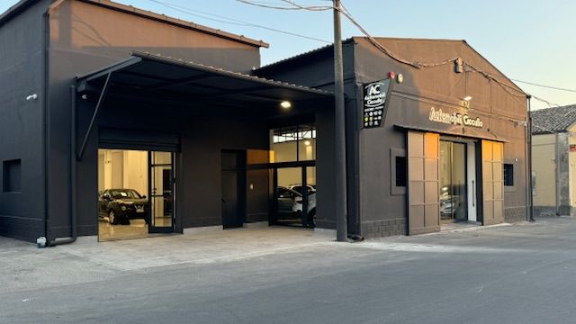 due uomini sono seduti a un tavolo con una macchinina e una calcolatrice.