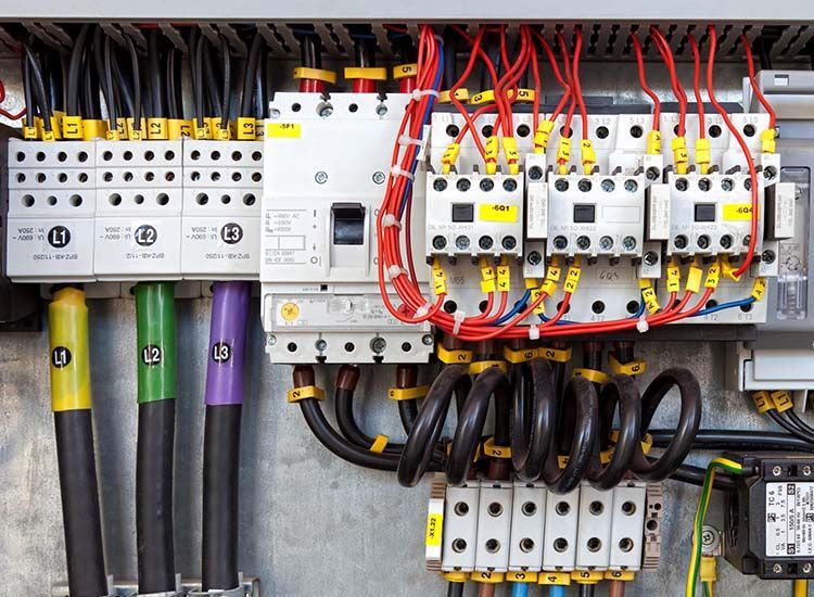 Un gros plan d'un boîtier électrique avec beaucoup de fils