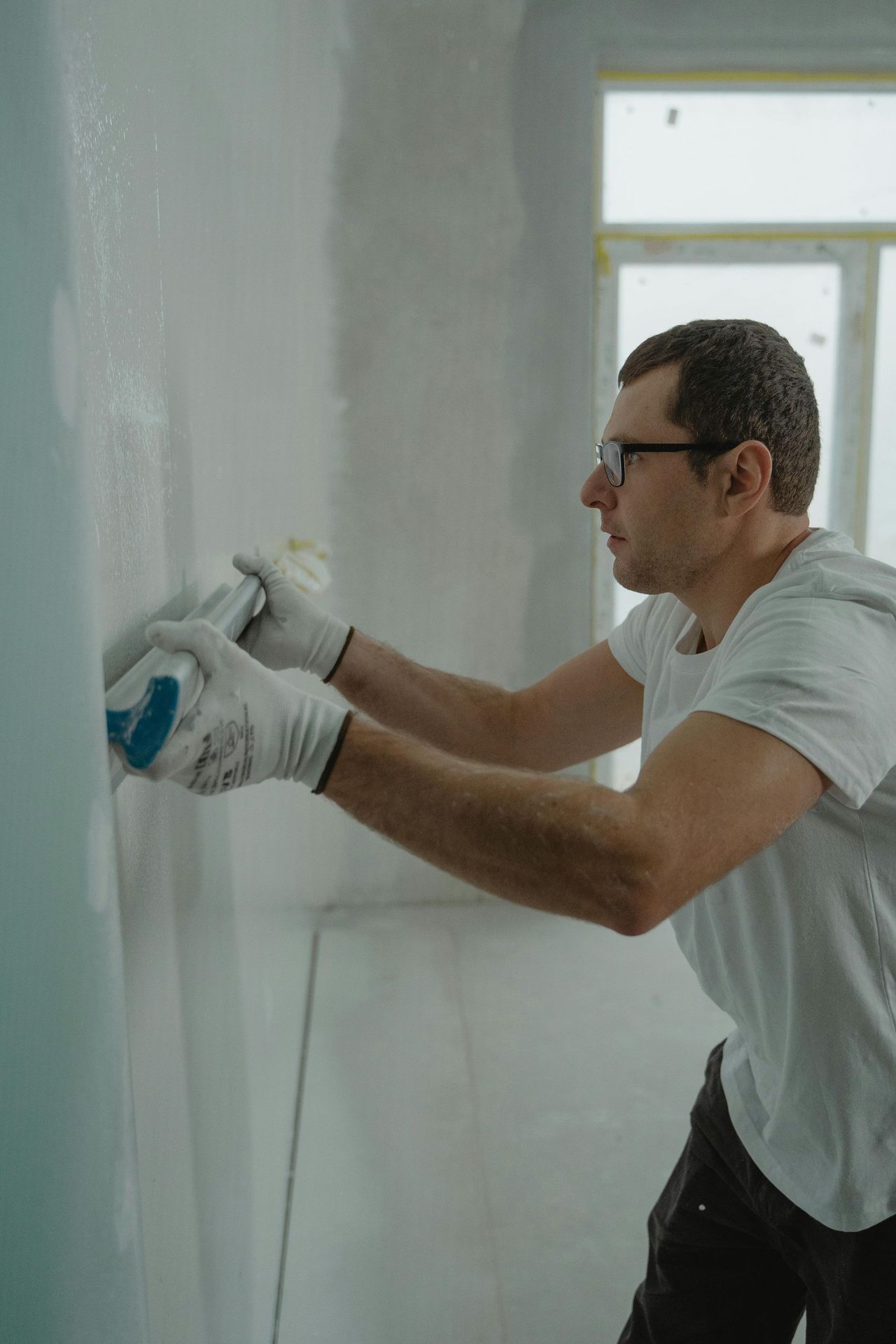 Profissional realizando acabamento de gesso