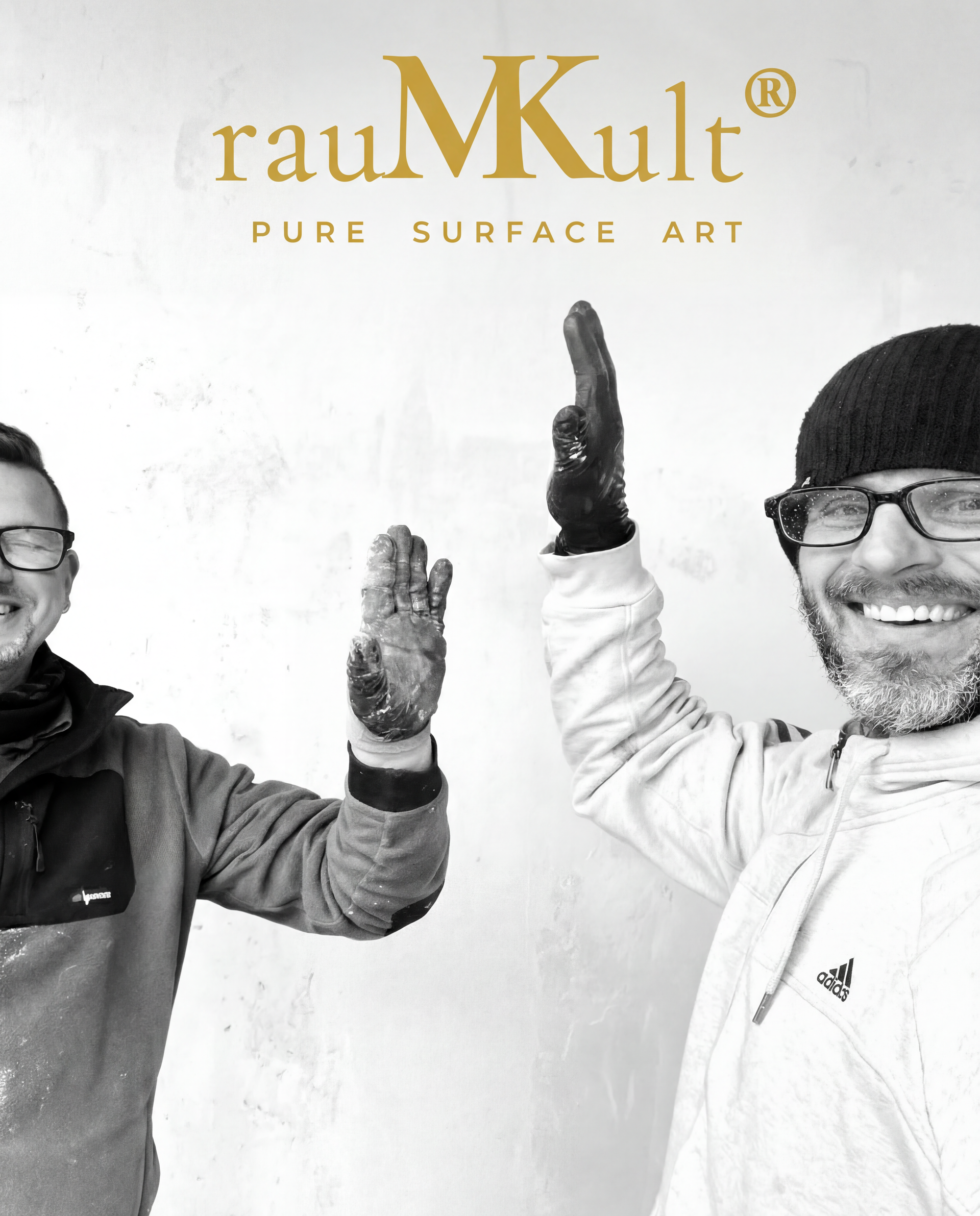 Das rauMKult-Team auf der Baustelle – lachend vor frisch bearbeiteter Betonwand