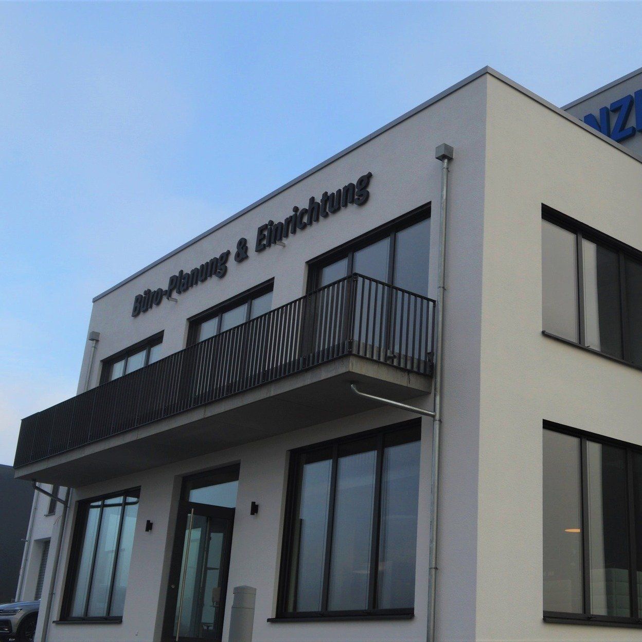 Bürogebäude mit Sichtbeton Wand