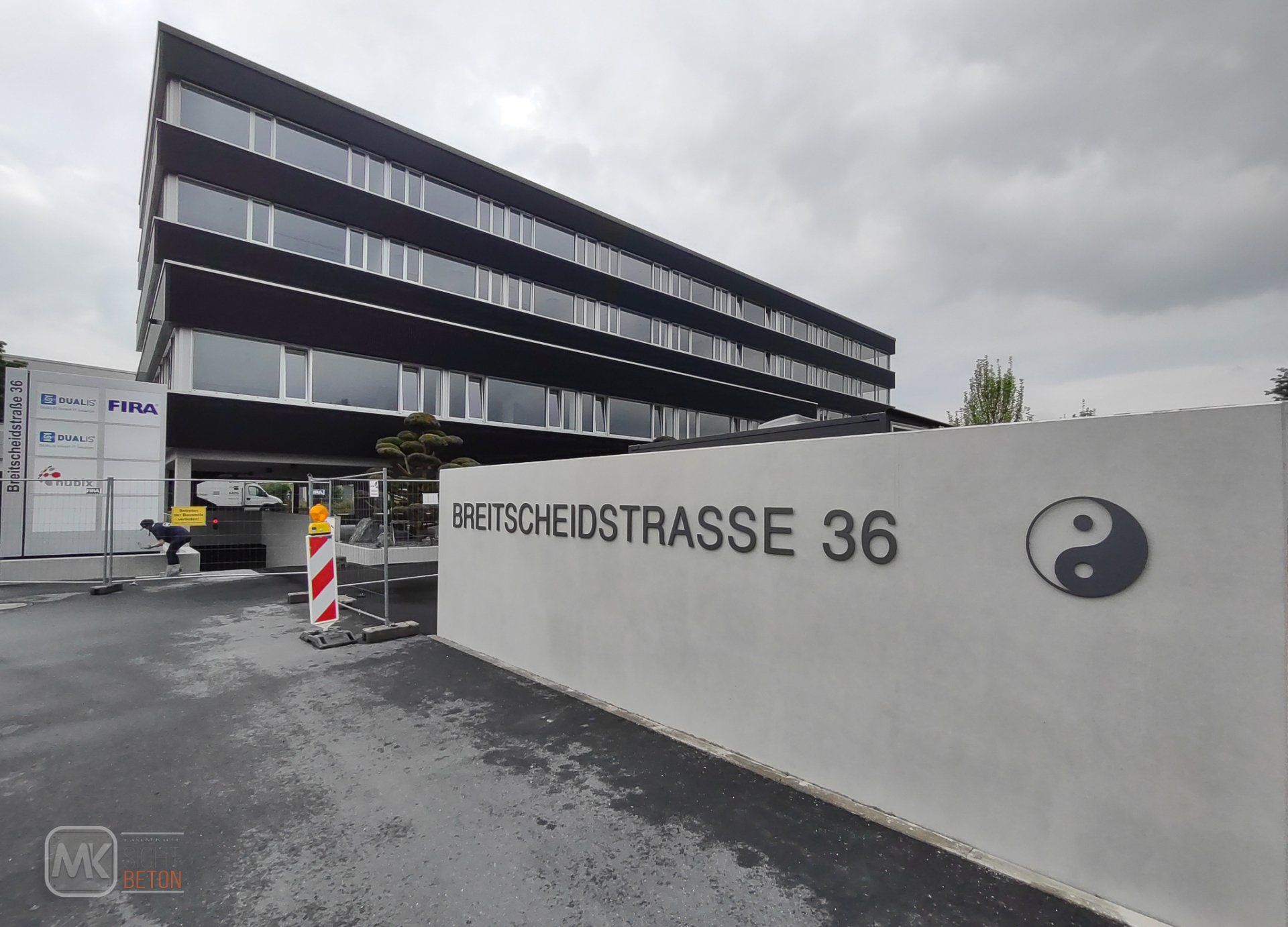 Bürogebäude mit Sichtbeton Wand