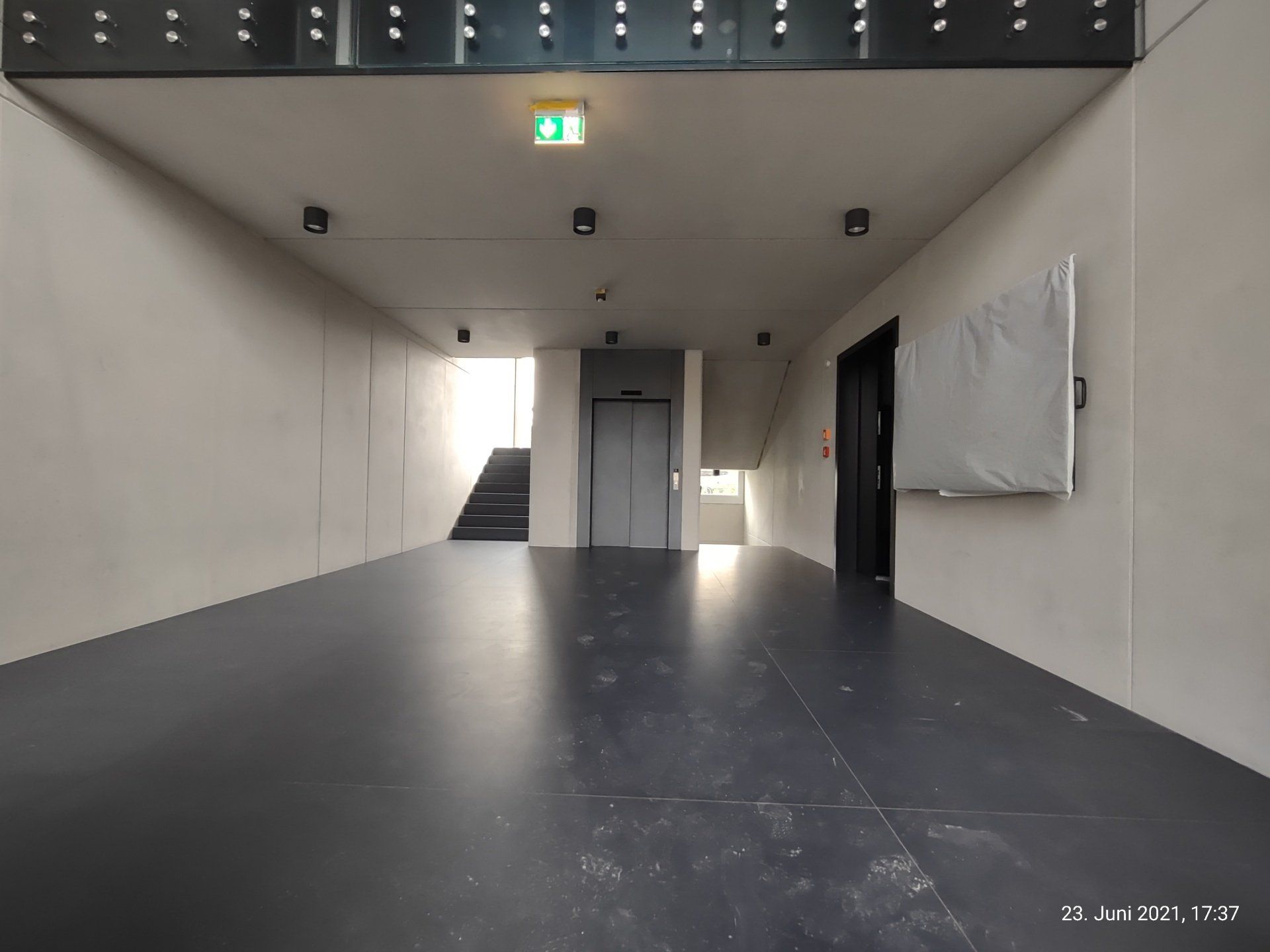 Decken und Wände in einem Bürogebäude mit behandelten Flächen durch Betonkosmetik.