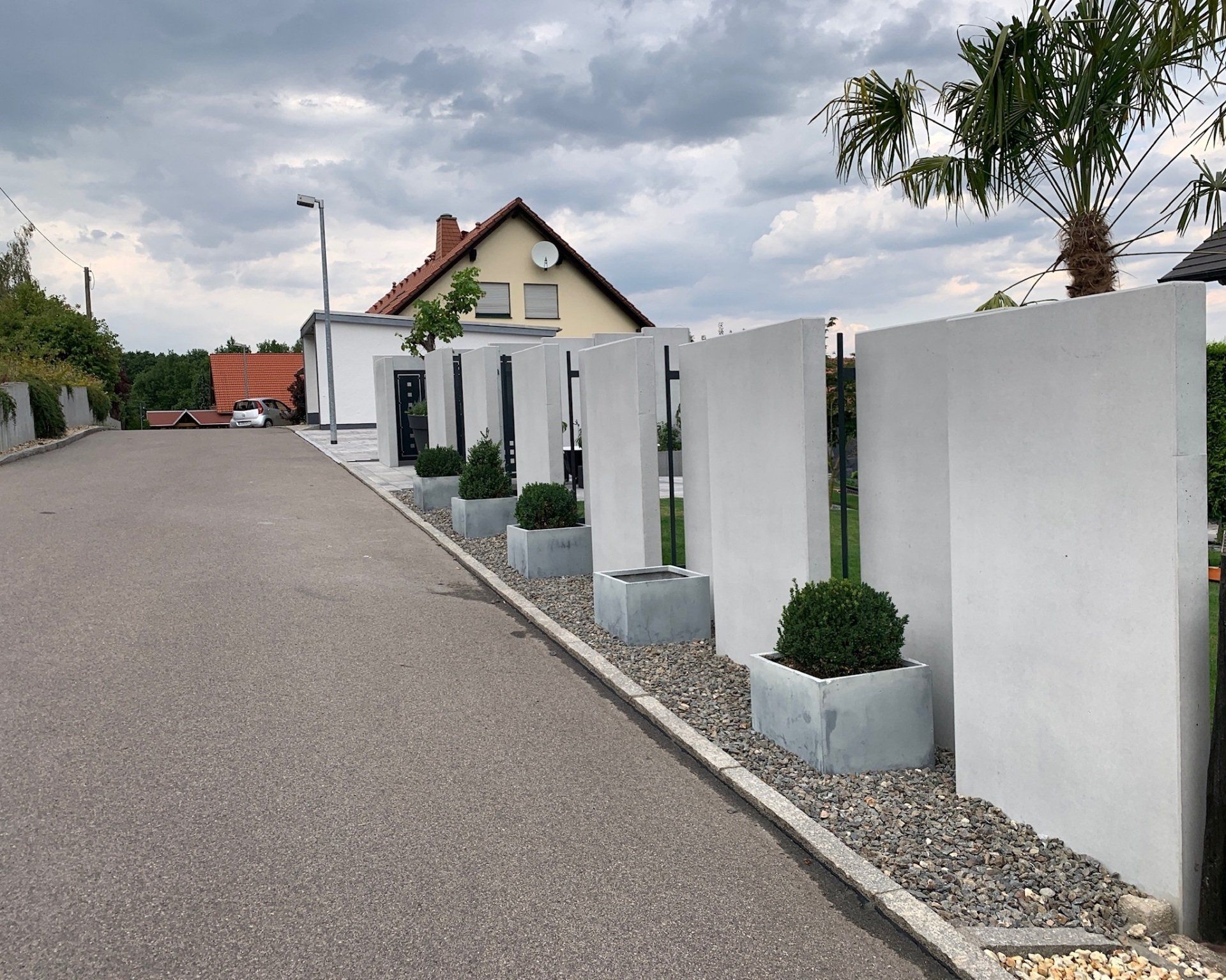 Beton Fassade im Außenbereich eines Wohnhauses  