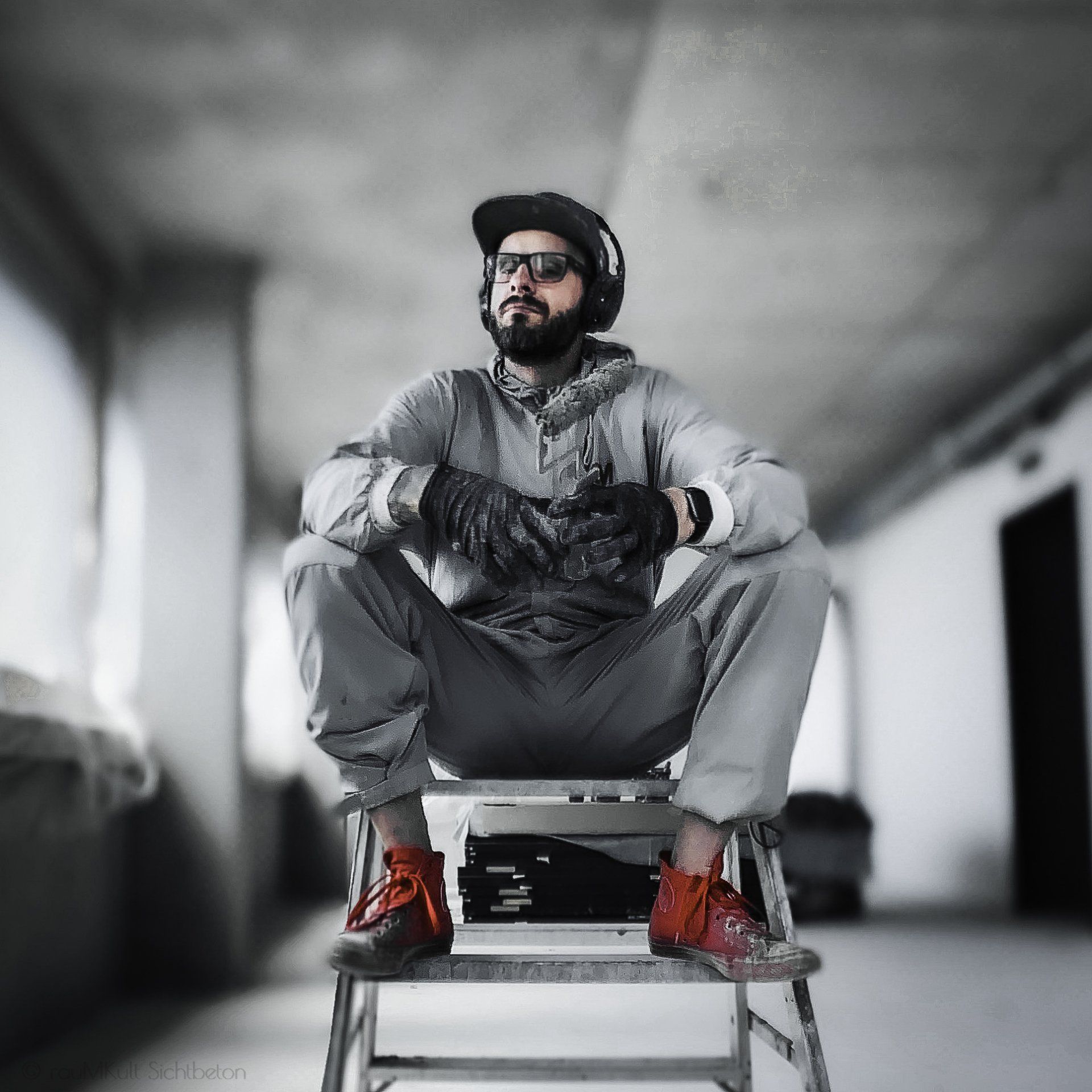 Mitarbeiter von raumkult sitzt auf einer Treppe