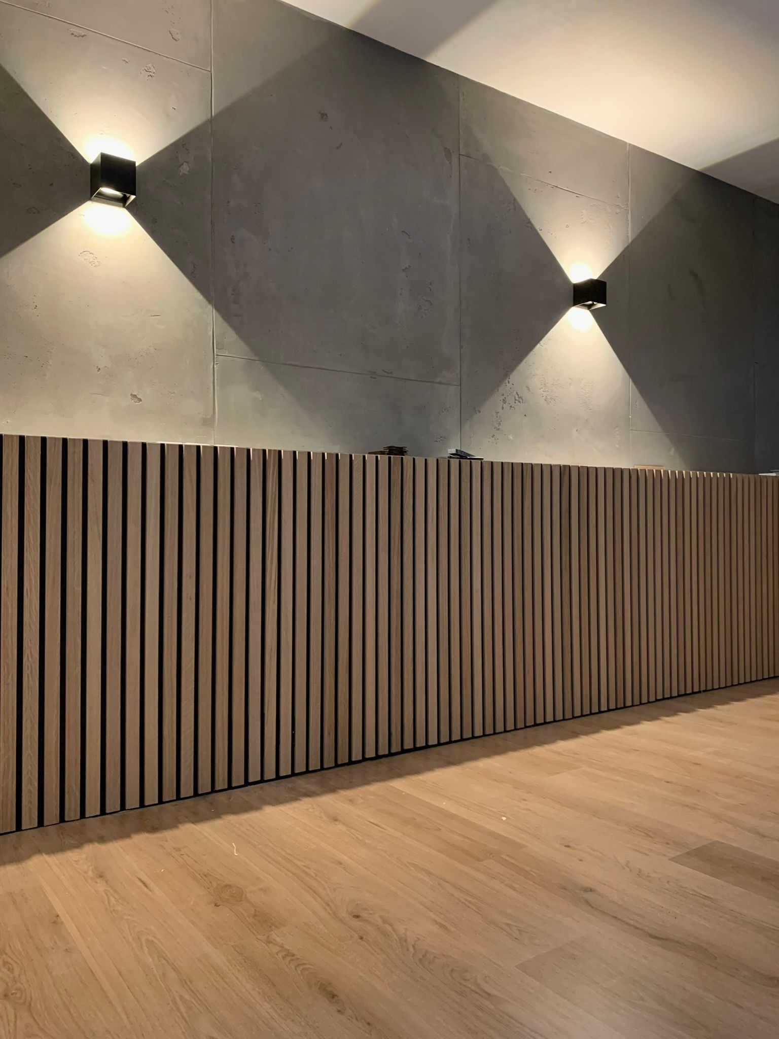 Eine Betongraue Kalkputz Wand in Betonoptik bzw. Betonlook eines Schlafzimmer