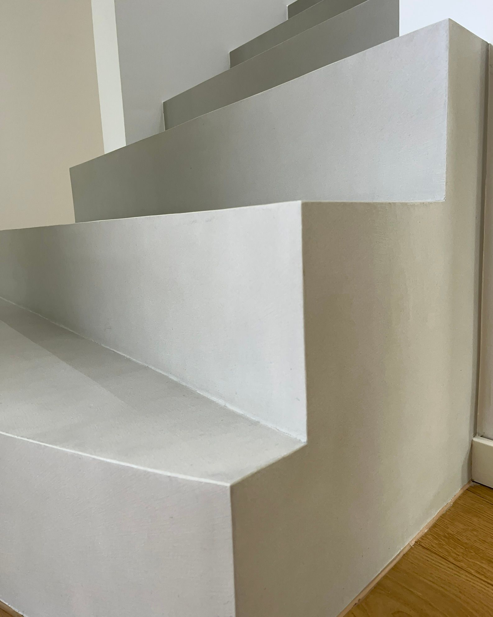 Betontreppe im Farbton Betongrau Sichtbeton Fugenlos hergestellt mit Mikrozement