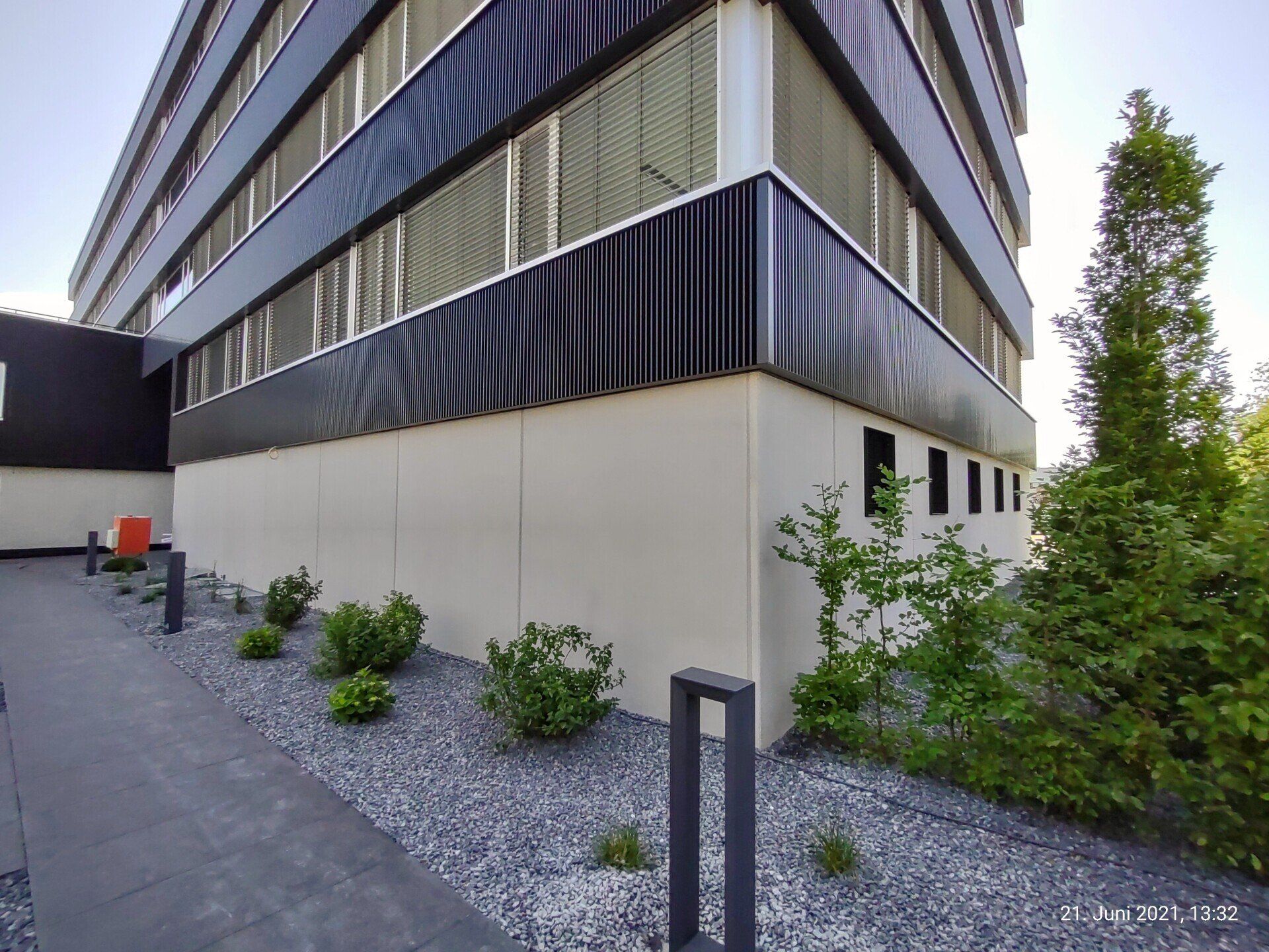 Betonfassade Grau an einem Schwarzen Bürogebäude