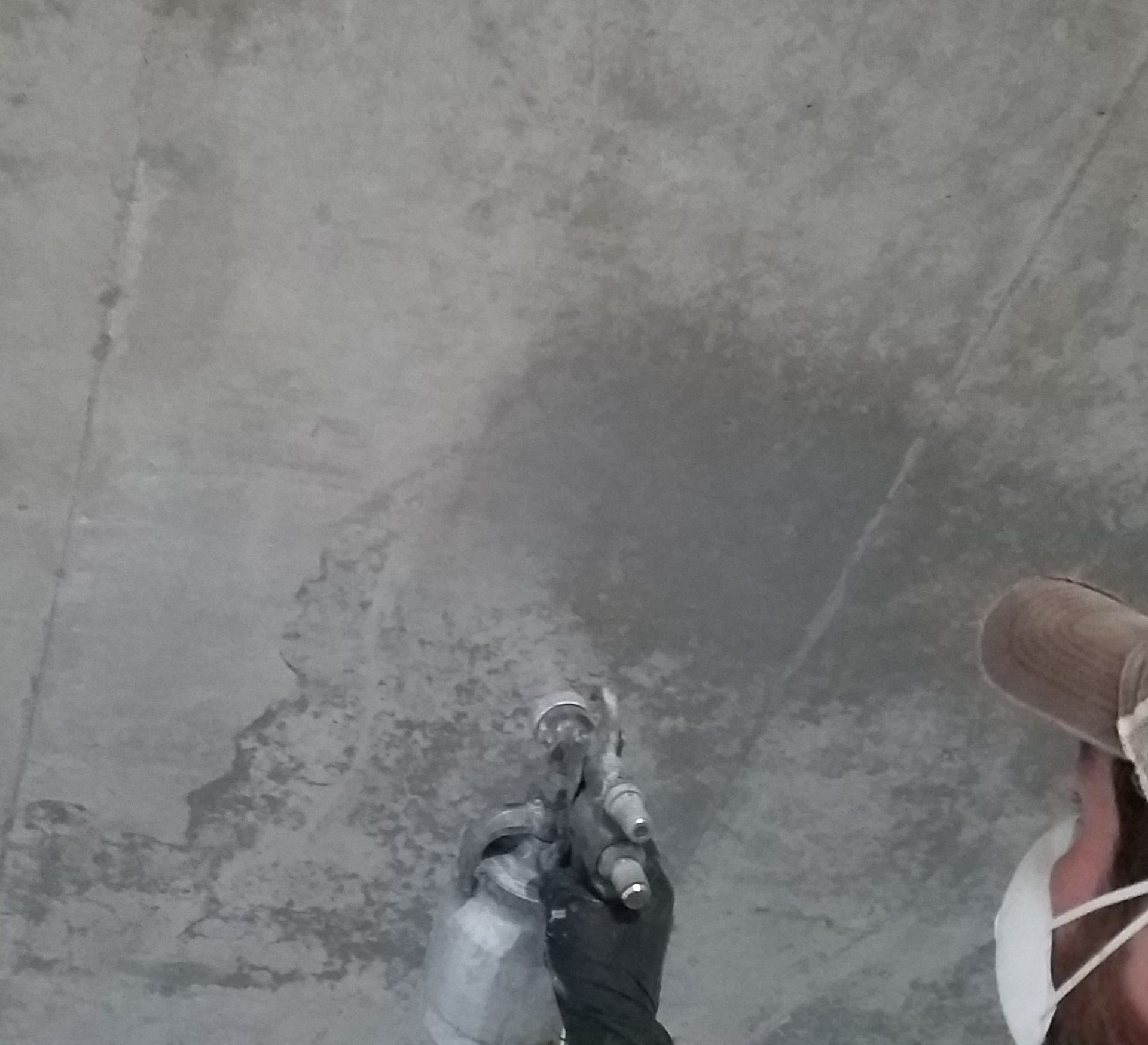 Ein Betonkosmetiker bearbeitet Sichtbeton