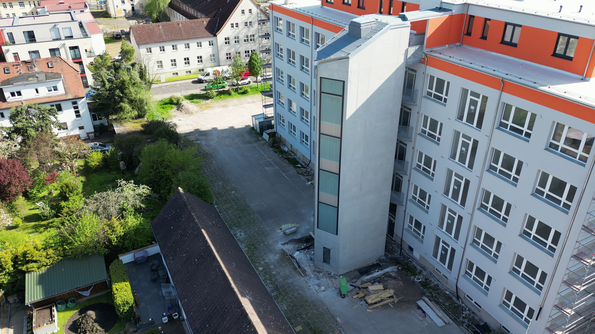 Sichtbetonfassade eines Wohnhauses im Farbton Hellgrau verschönert mit Betonkosmetik