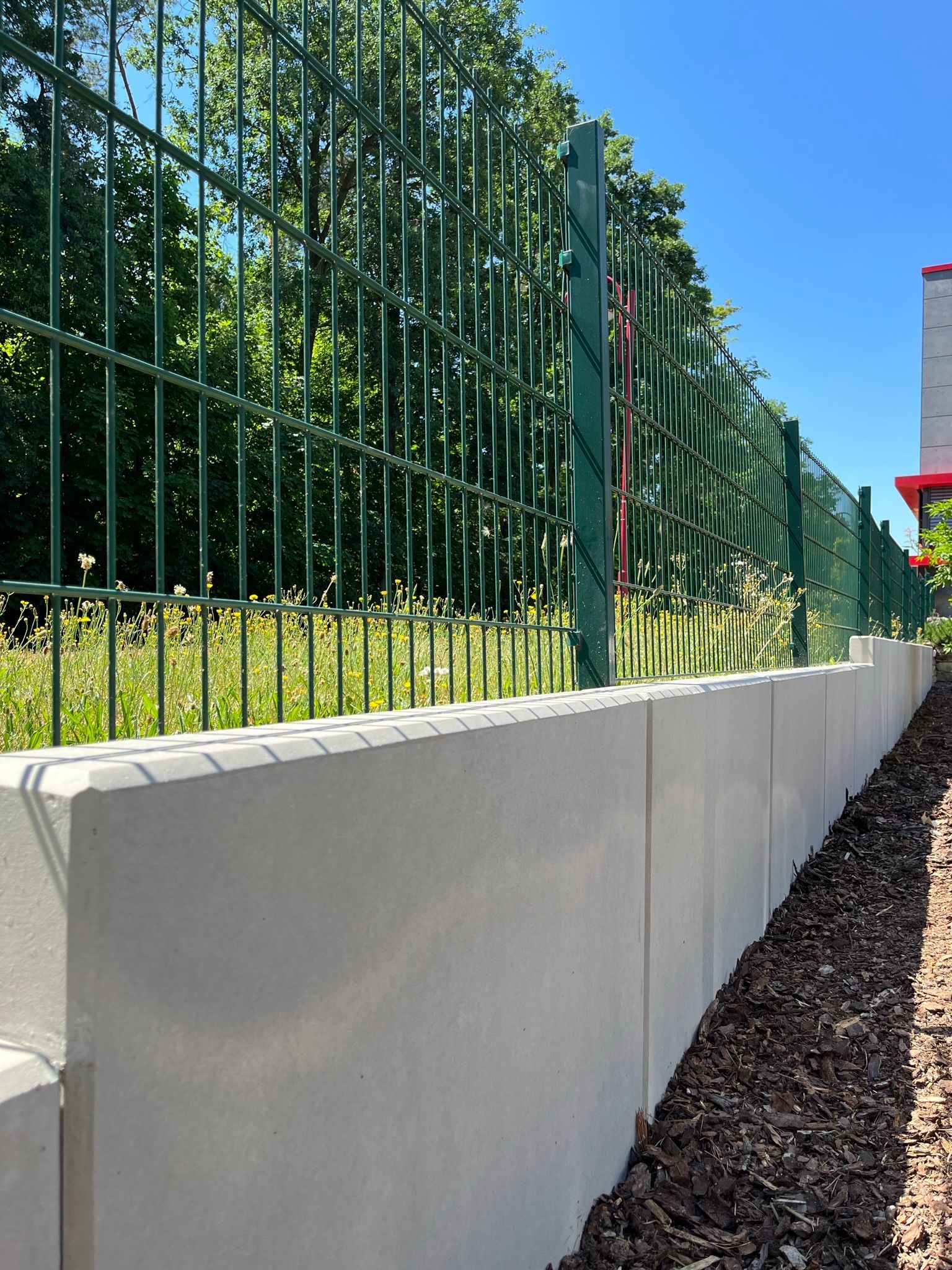 Sichtbeton L- Betonsteine Betonmauer im Außenbereich wurde behandelt mit Betonkosmetik in Betongrau - vorher nachher