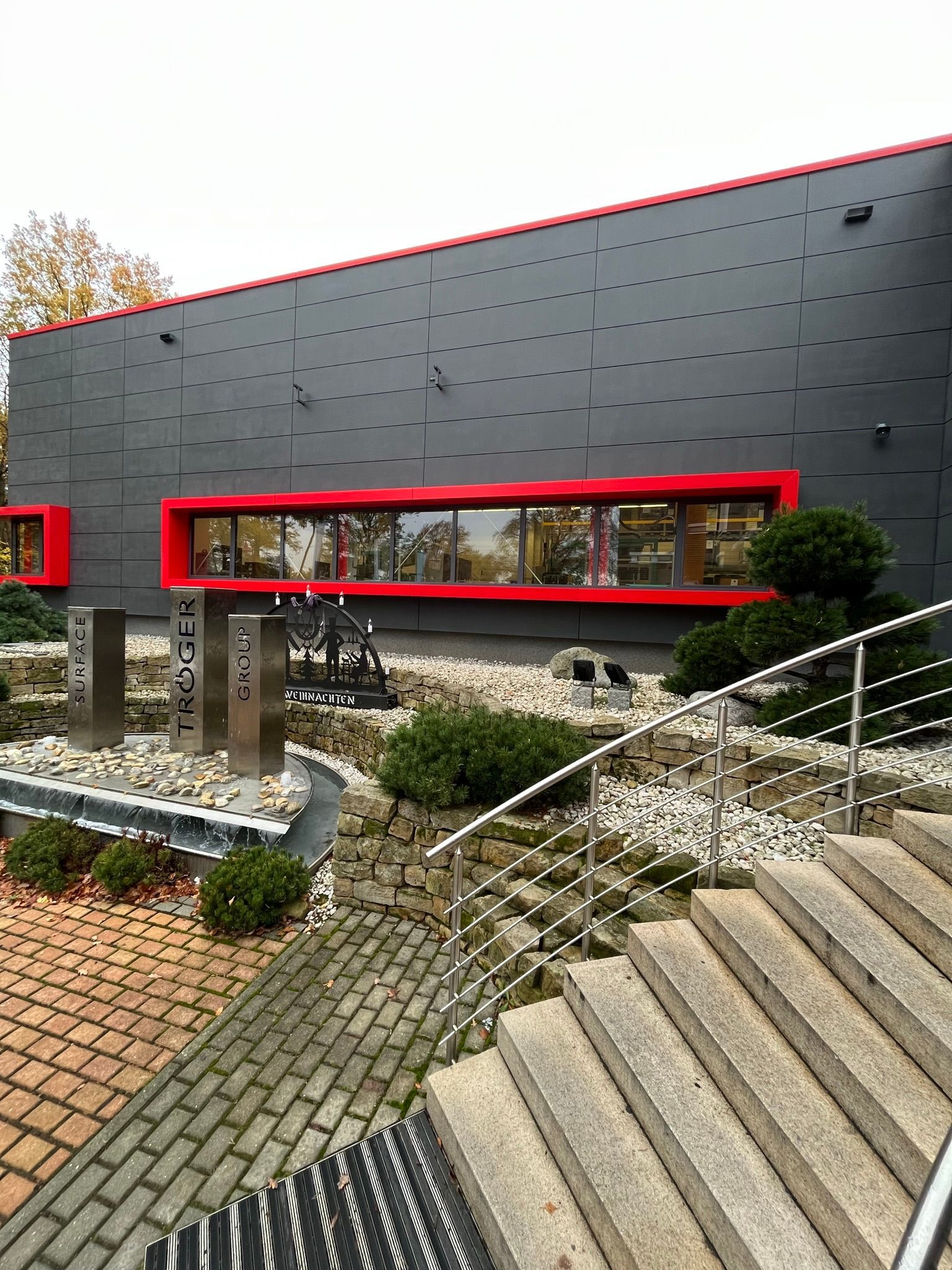 Fassade mit Zementfaserplatten im schwarzen Betonlook einer Firma